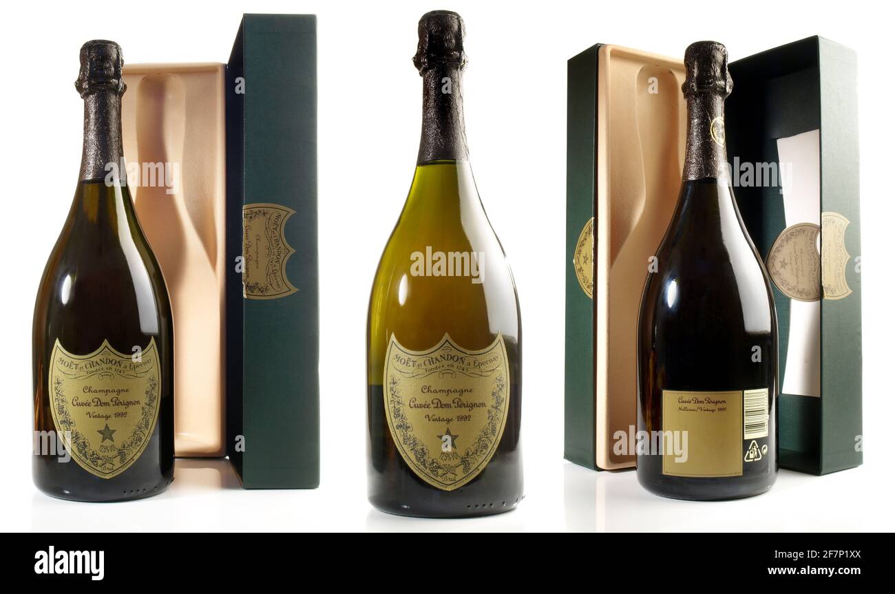 Bottiglie di champagne Dom Perignon isolate su sfondo bianco Foto Stock