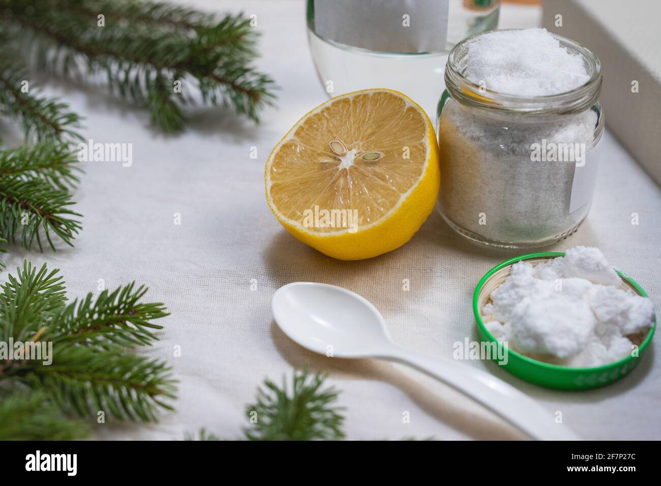 Bicarbonato di sodio in un vaso, limone. Concetto di zero sprechi. Senza plastica Foto Stock