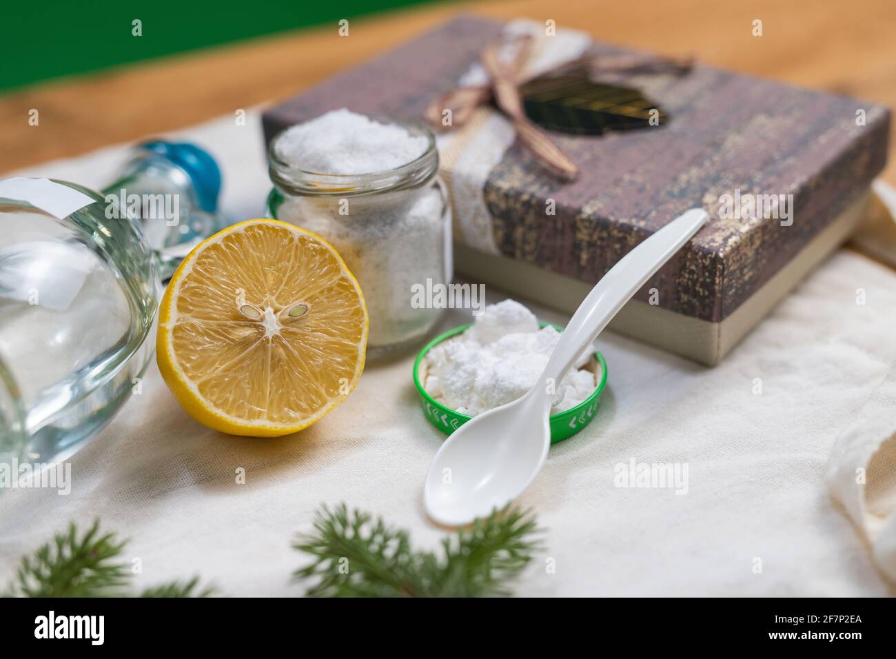 Prodotti detergenti atossici. Vasetto con bicarbonato di sodio e limone. Foto Stock