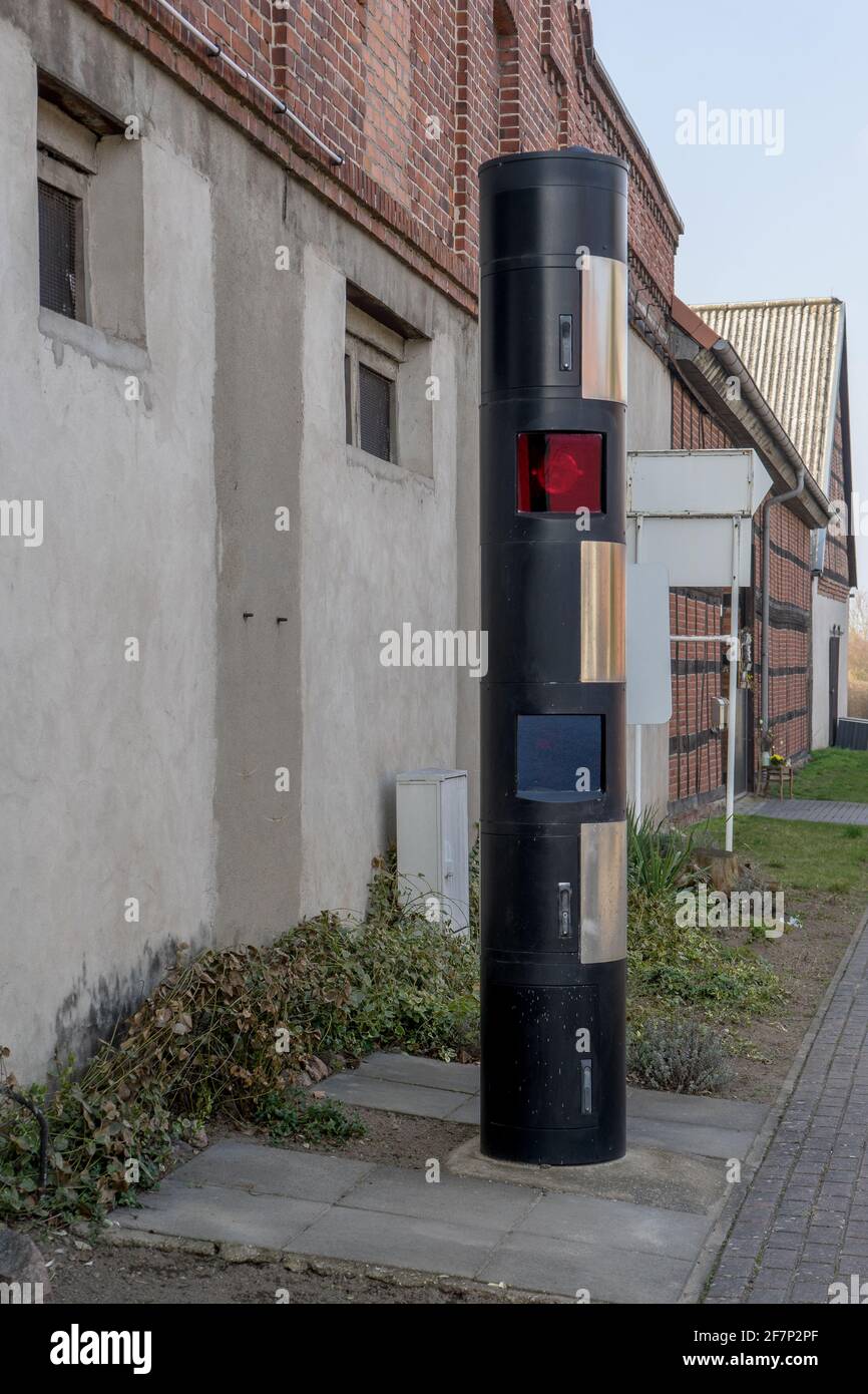 Autovelox sul lato della strada in una villaggio Foto Stock