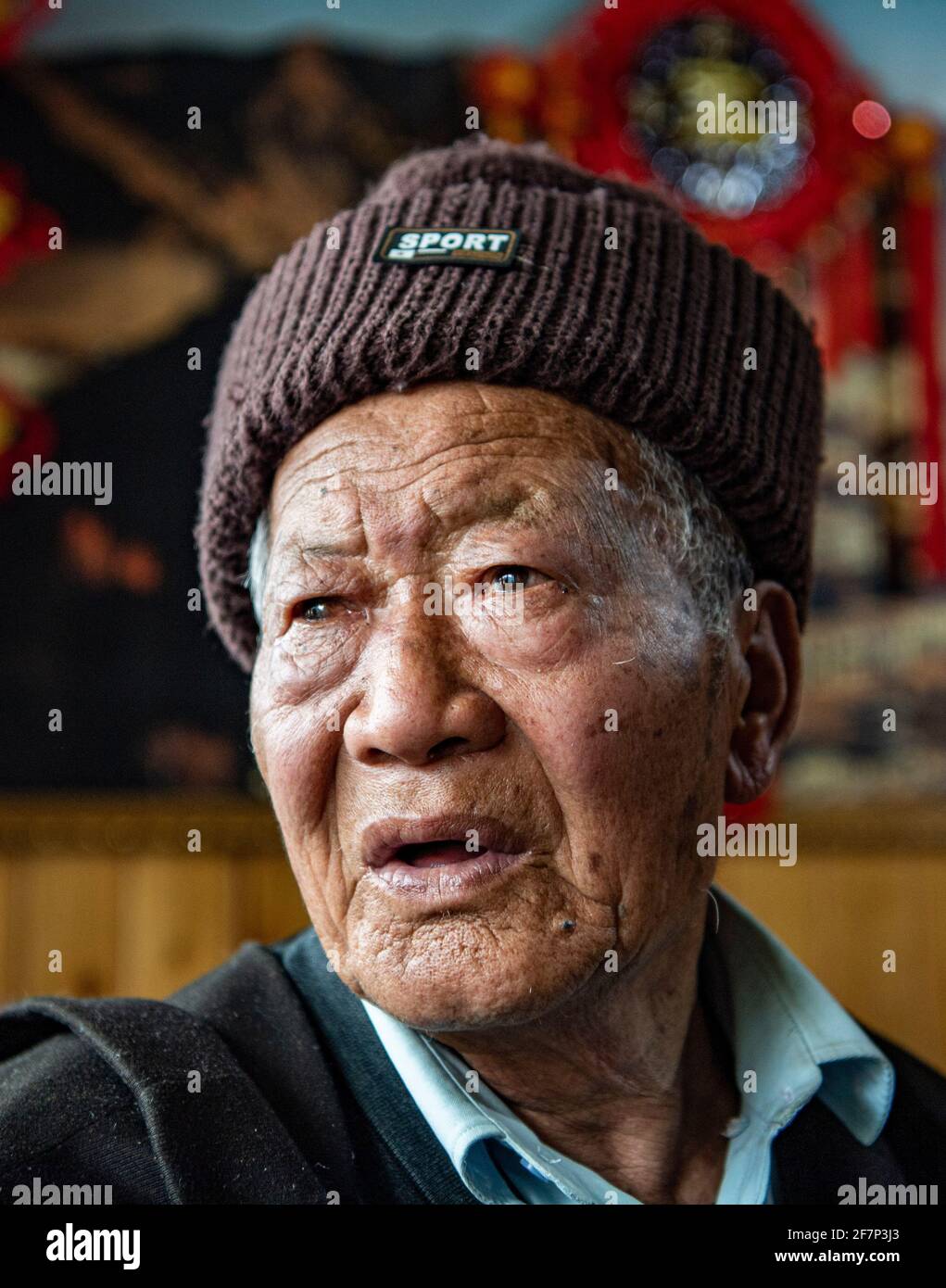(210409) -- LHASA, 9 aprile 2021 (Xinhua) -- Ngawang Nyima pone per un ritratto alla sua residenza nella città di Qamdo, regione Autonoma del Tibet della Cina sudoccidentale, 18 febbraio 2021. Ngawang Nyima, 84 anni, è nato a Naixi Township, nella contea di Mangkam, nella città di Qamdo, nella regione autonoma del Tibet della Cina sudoccidentale, ed era un serf. Carico di pesanti tasse, iniziò a gregge di pecore per i padroni di casa quando non aveva più di otto anni, e fu costretto a prelevare il bittero da una salina del fiume Lancang. Il sentiero per la saliera era così precipitoso che un singolo passo incauto si sarebbe rovesciato in rapide onde nel fiume Foto Stock