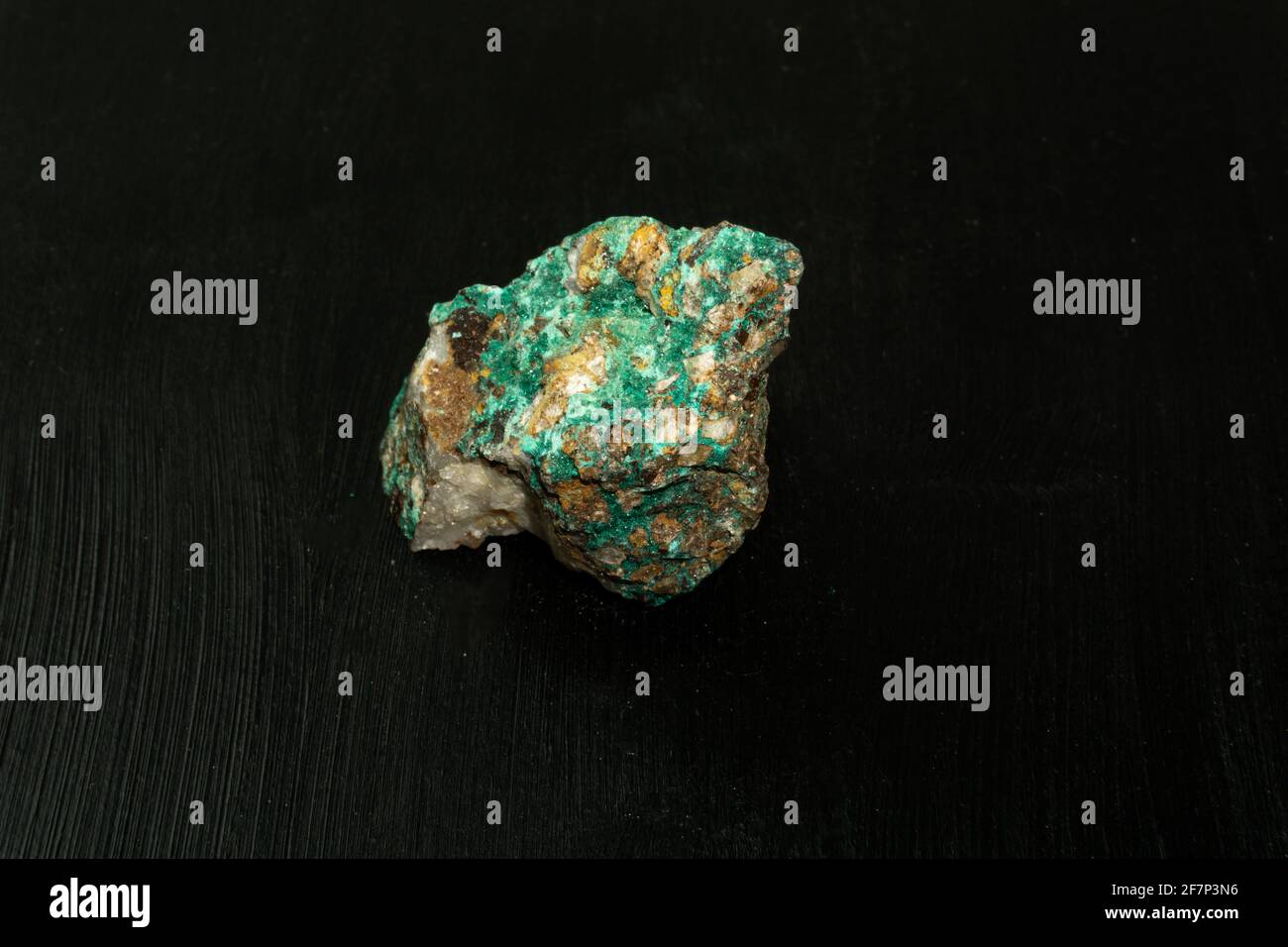 Malachite dal Marocco o dalla Repubblica del Congo. Pietra minerale naturale su sfondo nero. Mineralogia, geologia, magia delle pietre, pietre semi-preziose Foto Stock