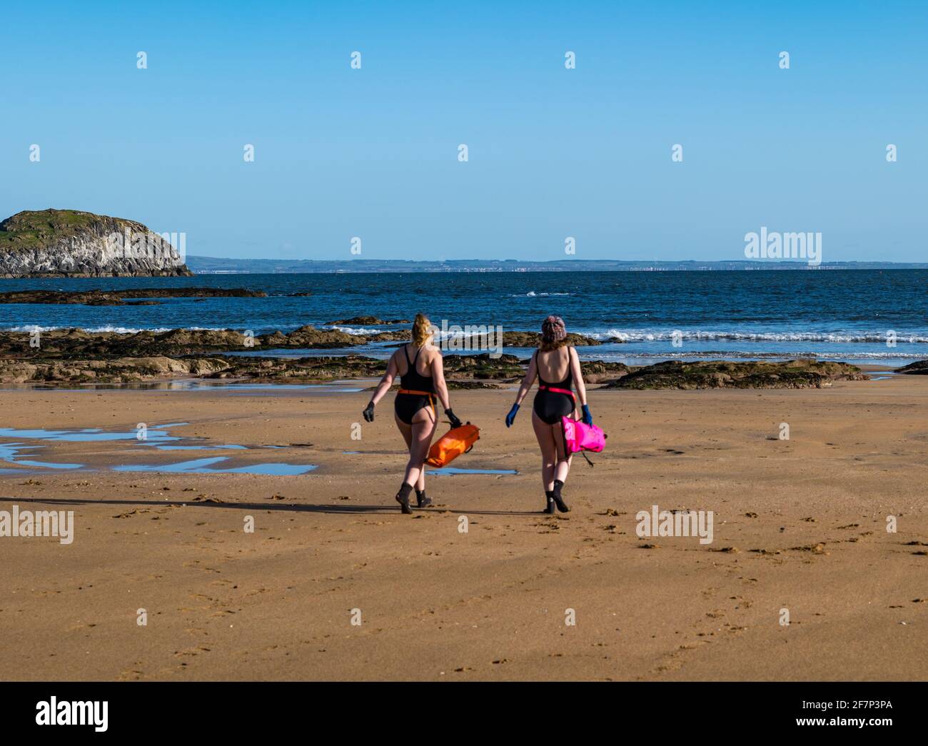 North Berwick, East Lothian, Scozia, Regno Unito, 9 aprile 2021. Sfida di raccolta fondi per il nuoto selvaggio: Il nuotatore in mare aperto Rebecca Rennie sta intraprendendo una sfida di 24 giorni, nuotando ogni giorno fino al 24 aprile, per raccogliere fondi per gli aiuti alle donne di Edimburgo attraverso la Kilt Walk virtuale. Si unisce ogni giorno a diversi amici. North Berwick è stato recentemente considerato il posto migliore per vivere in Scozia; baie per nuotare sono una delle sue attrazioni Foto Stock