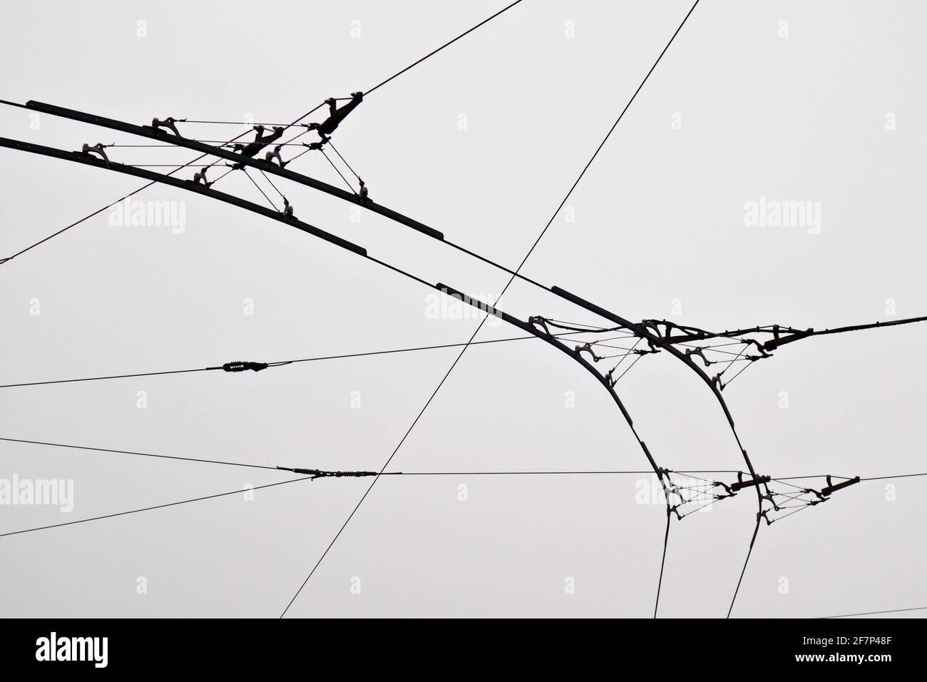 linee di cavi sospesi per filobus Foto Stock