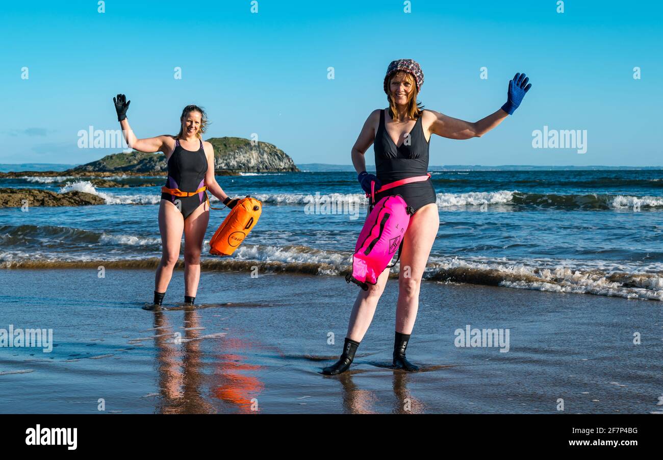 North Berwick, East Lothian, Scozia, Regno Unito, 9 aprile 2021. Sfida di raccolta fondi per il nuoto selvaggio: Il nuotatore in mare aperto Rebecca Rennie sta intraprendendo una sfida di 24 giorni, nuotando ogni giorno fino al 24 aprile, per raccogliere fondi per gli aiuti alle donne di Edimburgo attraverso la Kilt Walk virtuale. Si unisce ogni giorno a diversi amici. North Berwick è stato recentemente considerato il posto migliore per vivere in Scozia; baie per nuotare sono una delle sue attrazioni Foto Stock