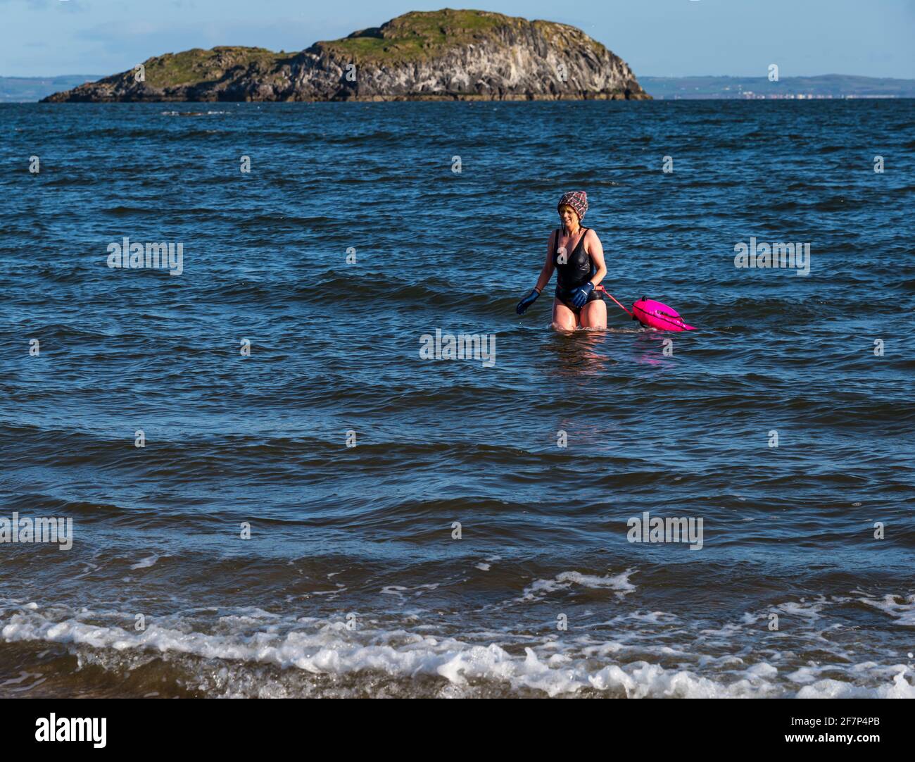 North Berwick, East Lothian, Scozia, Regno Unito, 9 aprile 2021. Sfida di raccolta fondi per il nuoto selvaggio: Il nuotatore in mare aperto Rebecca Rennie sta intraprendendo una sfida di 24 giorni, nuotando ogni giorno fino al 24 aprile, per raccogliere fondi per gli aiuti alle donne di Edimburgo attraverso la Kilt Walk virtuale. Si unisce ogni giorno a diversi amici. North Berwick è stato recentemente considerato il posto migliore per vivere in Scozia; baie per nuotare sono una delle sue attrazioni Foto Stock