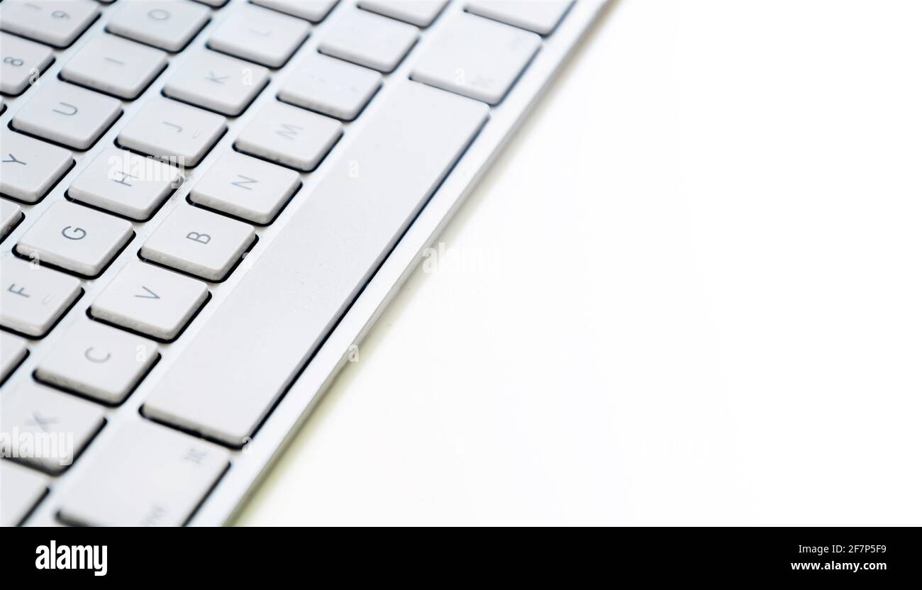 Moderna tastiera per computer con tasti bianchi. Vista laterale con spazio  di copia su sfondo bianco Foto stock - Alamy