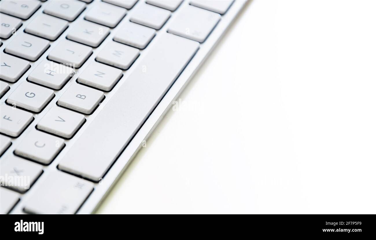 Moderna tastiera per computer con tasti bianchi. Vista laterale con spazio di copia su sfondo bianco Foto Stock