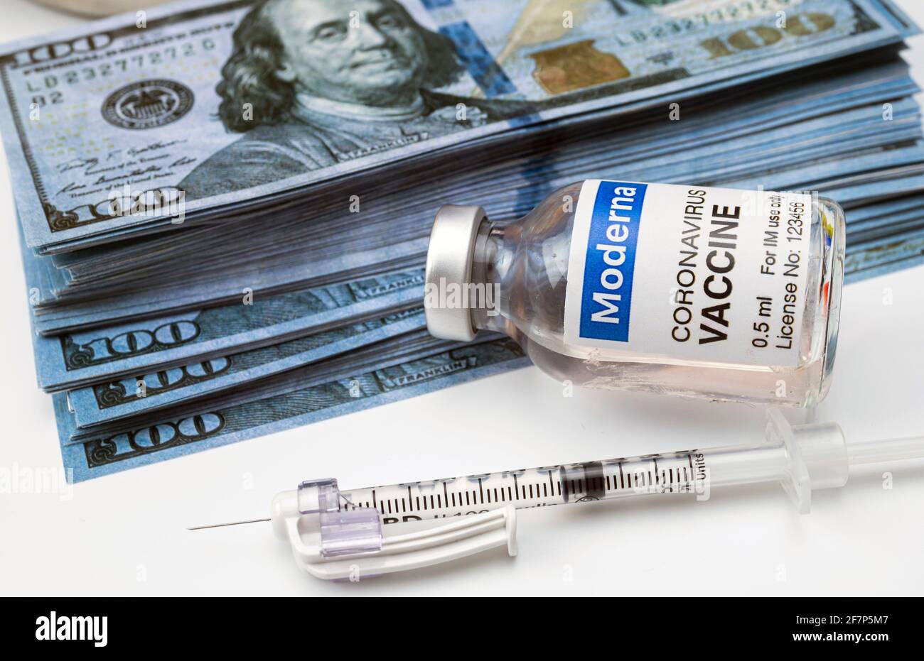 Vaccino del coronavirus Covid-19 per il piano di vaccinazione insieme alle banconote, immagine concettuale Foto Stock