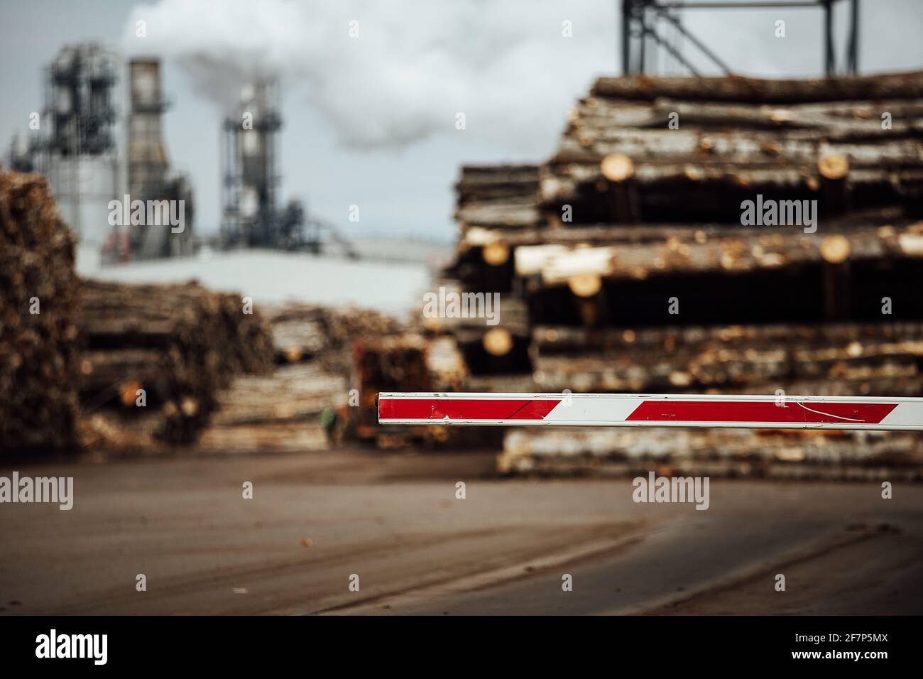barriera abbassata all'ingresso della fabbrica. per un oggetto limitato è richiesto un passaggio. ingresso chiuso per il trasporto. magazzino in legno all'aperto. Foto Stock