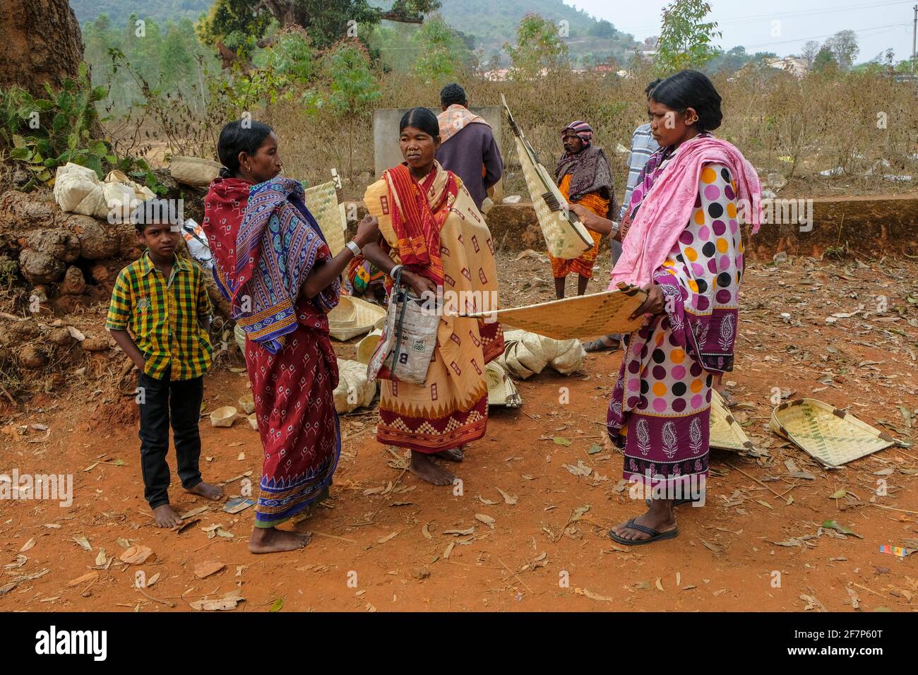 Laxmipur, India - Febbraio 2021: Le donne di Adivasi dalla tribù di Kondh che comprano i cestini della canna nel mercato di Laxmipur il 20 febbraio 2021 a Odisha, India. Foto Stock