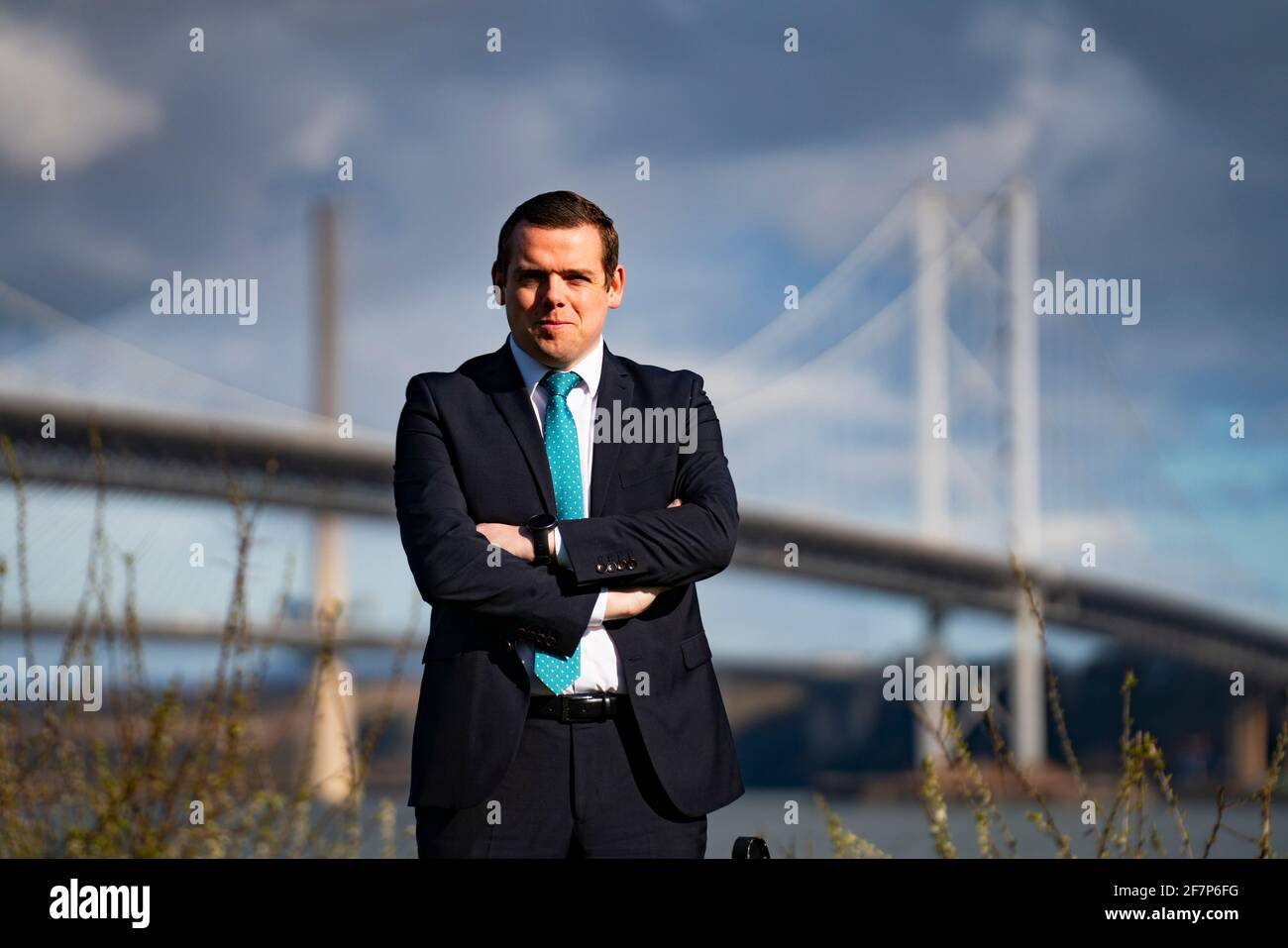 South Queensferry, Scozia, Regno Unito. 9 aprile 2021. Il leader dei conservatori scozzesi Douglas Ross svela oggi le sue politiche sull'ambiente nel Queensferry del Sud. Lanciare il manifesto "crescita verde" del partito Ross ha dichiarato che sostenere le imprese e creare più posti di lavoro verdi è l'unico modo per raggiungere gli obiettivi di cambiamento climatico pari a zero entro il 2045. Iain Masterton/Alamy Live News Foto Stock