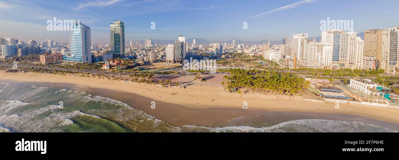 Bella spiaggia di My Khe dal drone a da Nang, Vietnam, strada e gli edifici vicino alla spiaggia centrale e il mare. Foto da UN BANNER drone, FORMATO LUNGO Foto Stock