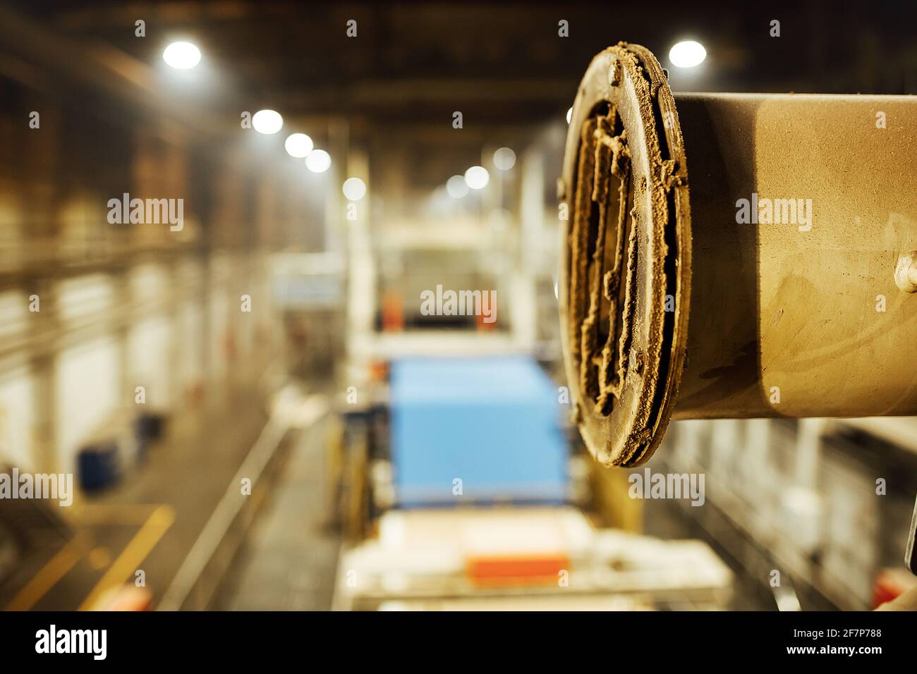 ringhiera dello stabilimento. recinzioni per la sicurezza dei lavoratori sul lavoro. panorama industriale degli interni della fabbrica Foto Stock