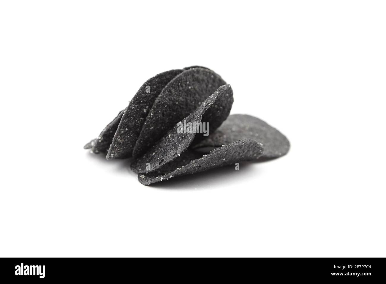 Patatine nere isolate su sfondo bianco. Spuntino con birra Foto Stock
