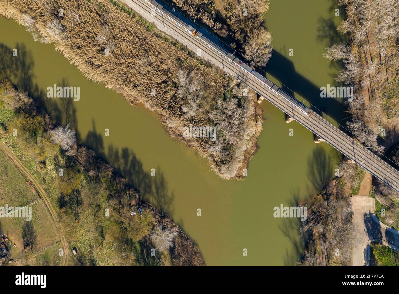 Vista aerea del fiume Cardener alla confluenza con il fiume Llobregat (provincia di Barcellona, Catalogna, Spagna) Foto Stock