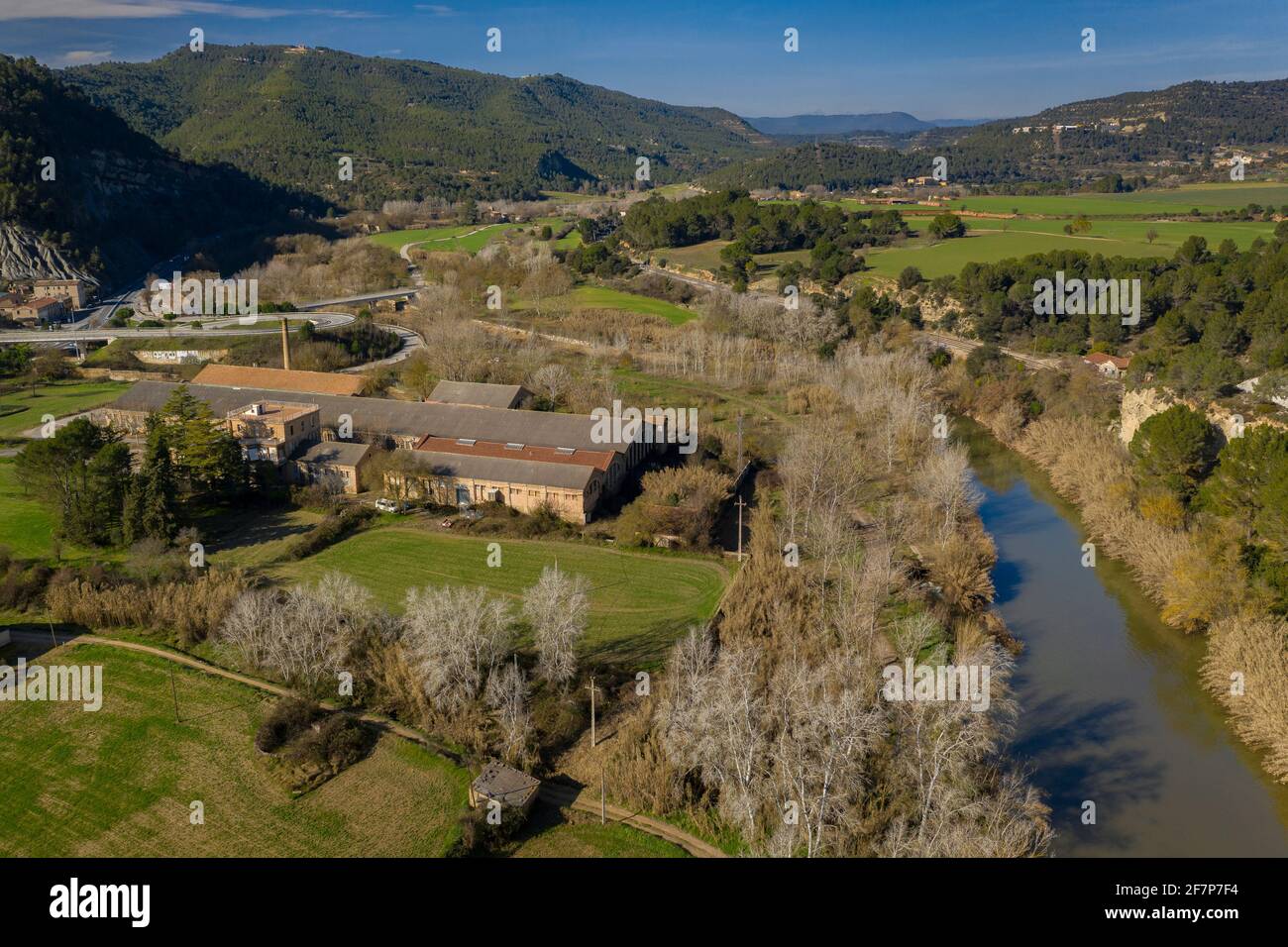 Vista aerea del fiume Cardener alla confluenza con il fiume Llobregat (provincia di Barcellona, Catalogna, Spagna) Foto Stock