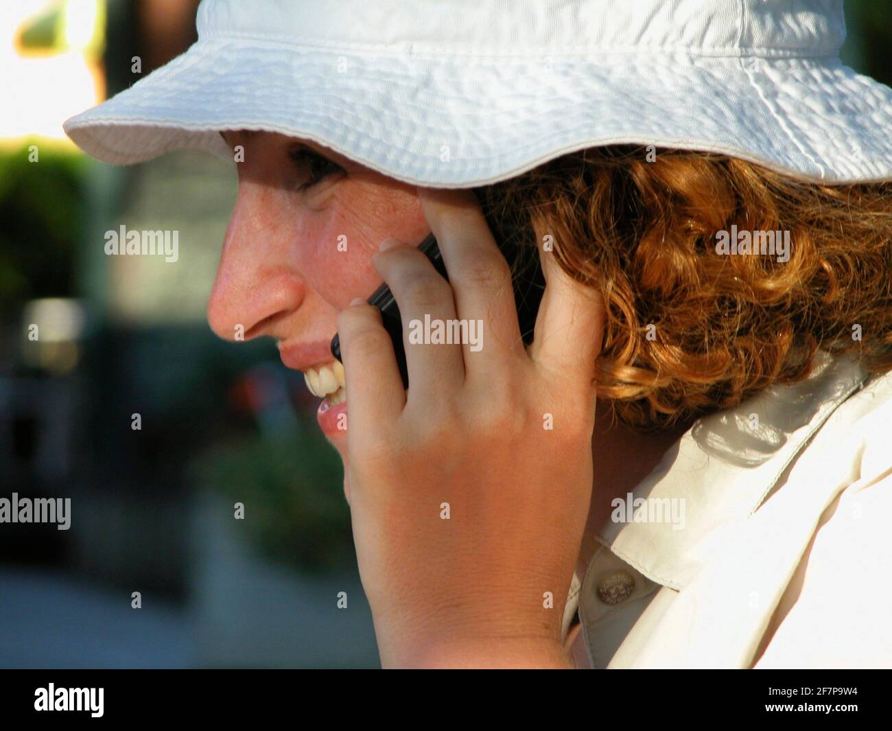 telefono della donna dai capelli rossi Foto Stock