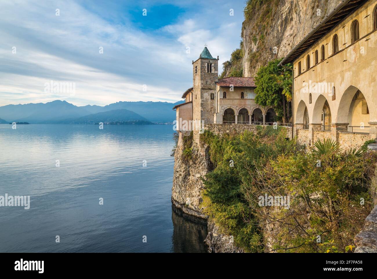 Lago maggiore, Italia. Hermitage Santa Caterina del Sasso (XIII sec.). Edificio storico sul lago Foto Stock