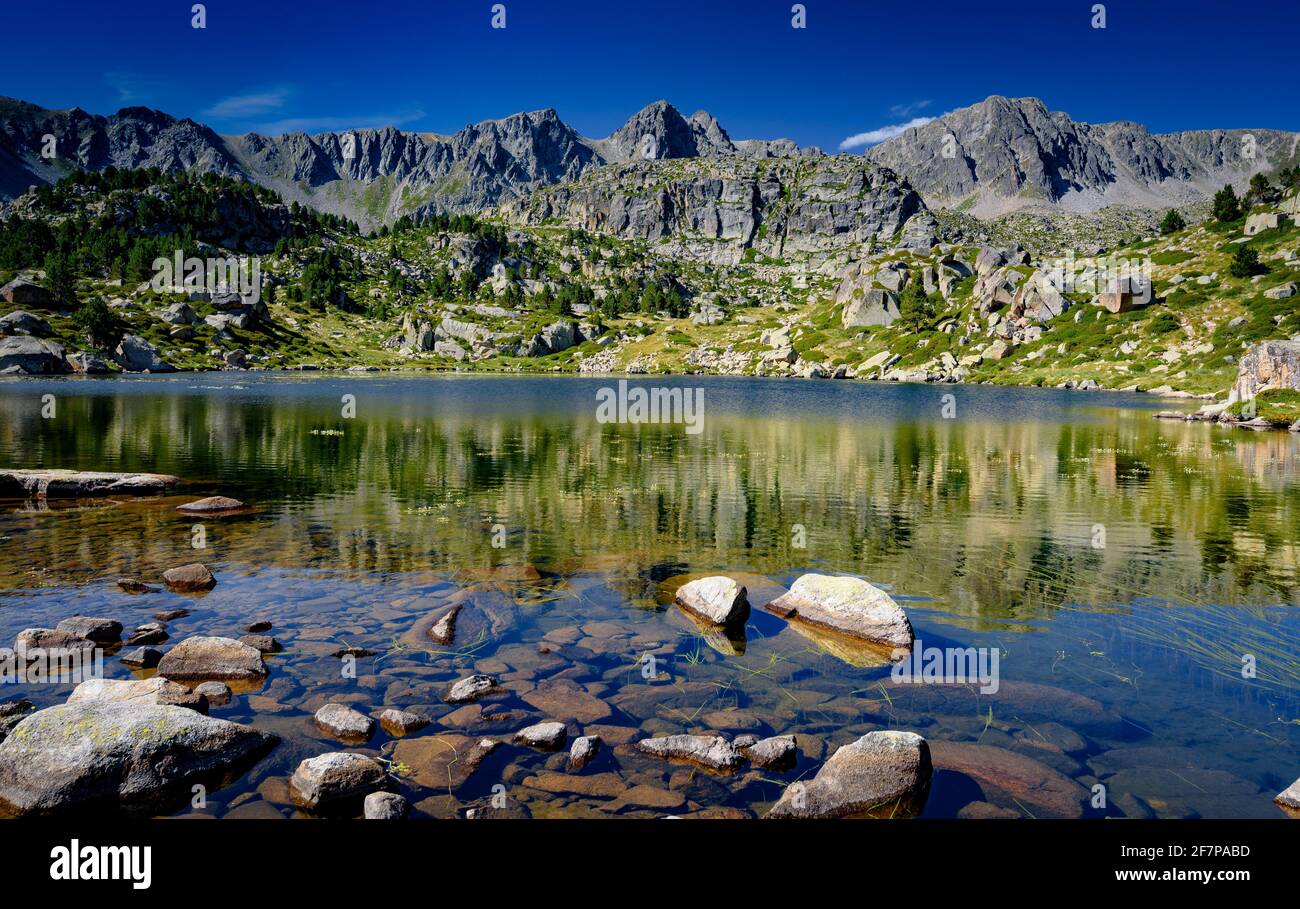 Pessons montagna circo laghi e cime in una mattina estiva (Pessons circo, Andorra, Pirenei) ESP: Lagos y cimas del circo glacial de Pessons Foto Stock