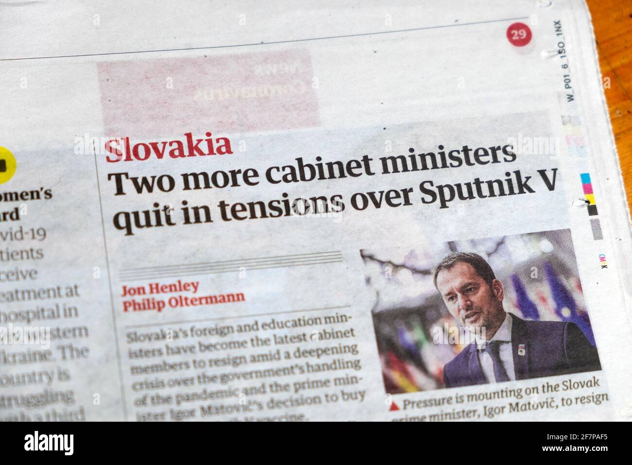 'Lovakia altri due ministri del governo si sono ritirati nelle tensioni su Sputnik V' titolo del giornale all'interno dell'articolo della pagina in Guardian 25 marzo 2021 Londra Regno Unito Foto Stock