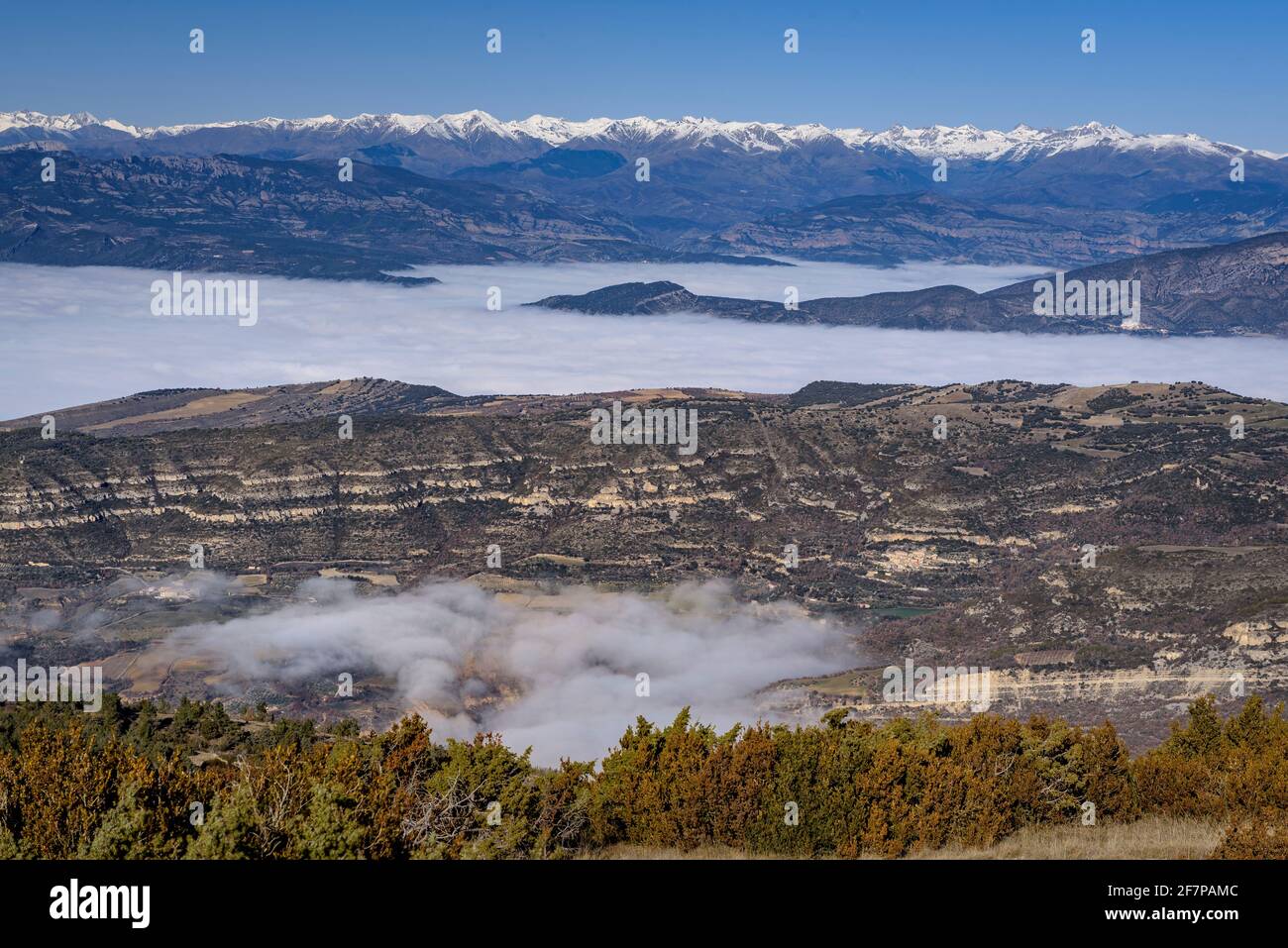 Tossal de Mirapallars vista a Montsec. Panoramica verso Pallars Jussà e Conca de Tremp (provincia di Lleida, Catalogna, Spagna) Foto Stock