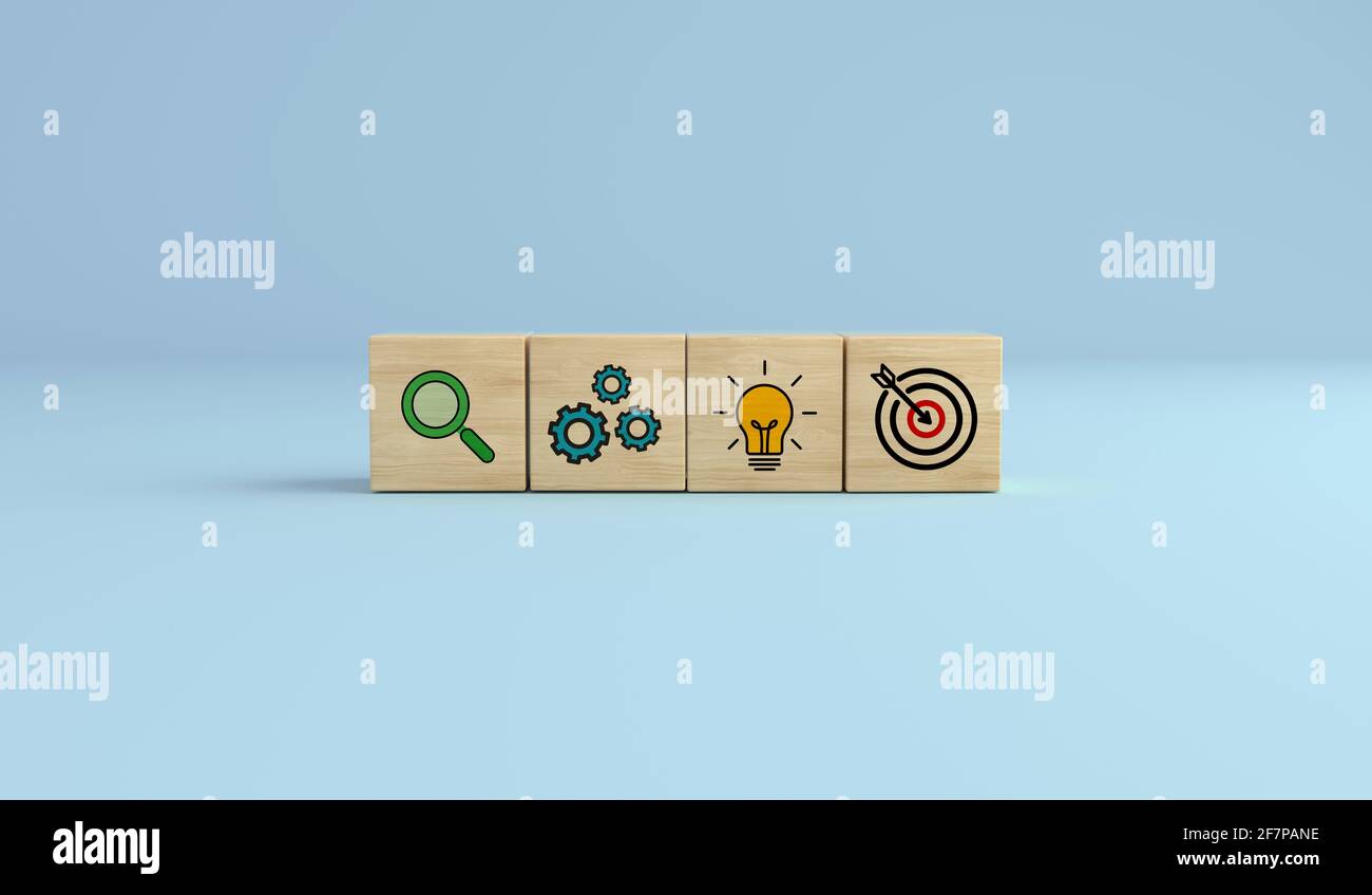 Concetto di strategia aziendale e piano d'azione. Blocco cubo di legno con icona bersaglio, lampadina, ingranaggi e ricerca su sfondo blu. Successo. Foto Stock