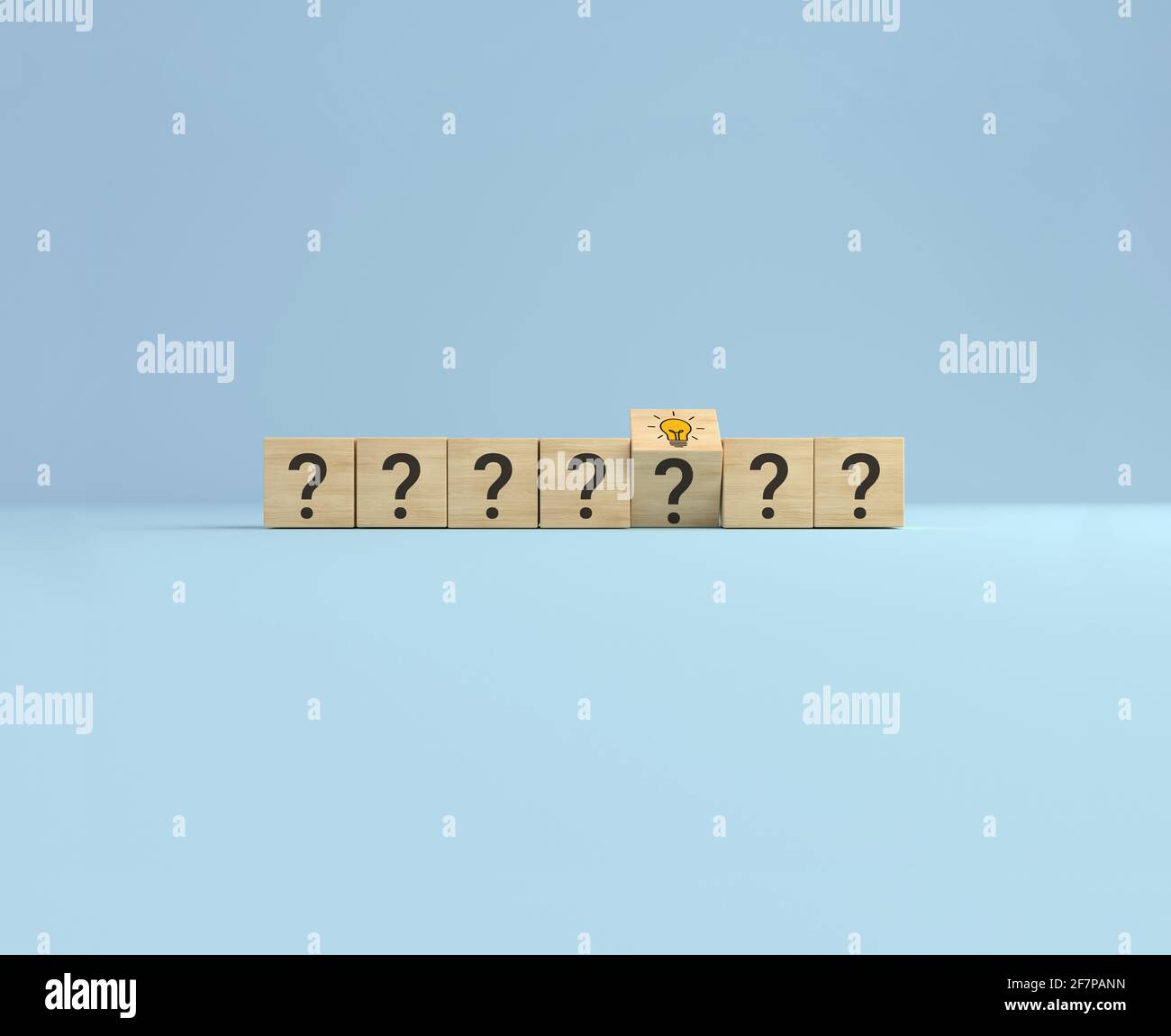 Idea creativa di concetto e innovazione. Capovolgere il blocco cubico di legno con il simbolo di domanda e l'icona della lampadina. Scintilla Foto Stock