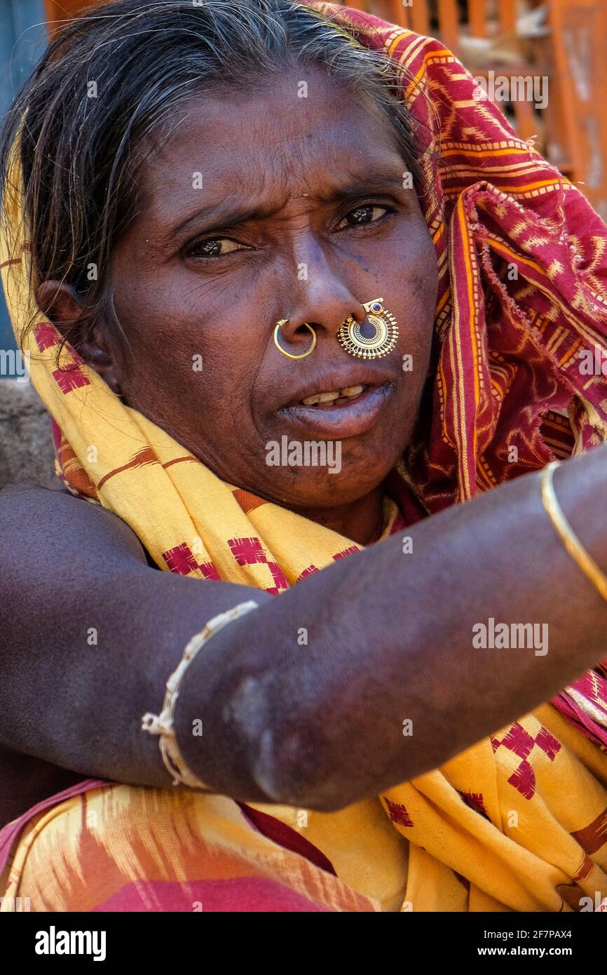 Koraput, India - 2021 febbraio: Ritratto di una donna Adivasi della tribù Kondh nel mercato di Koraput il 21 febbraio 2021 a Odisha, India. Foto Stock