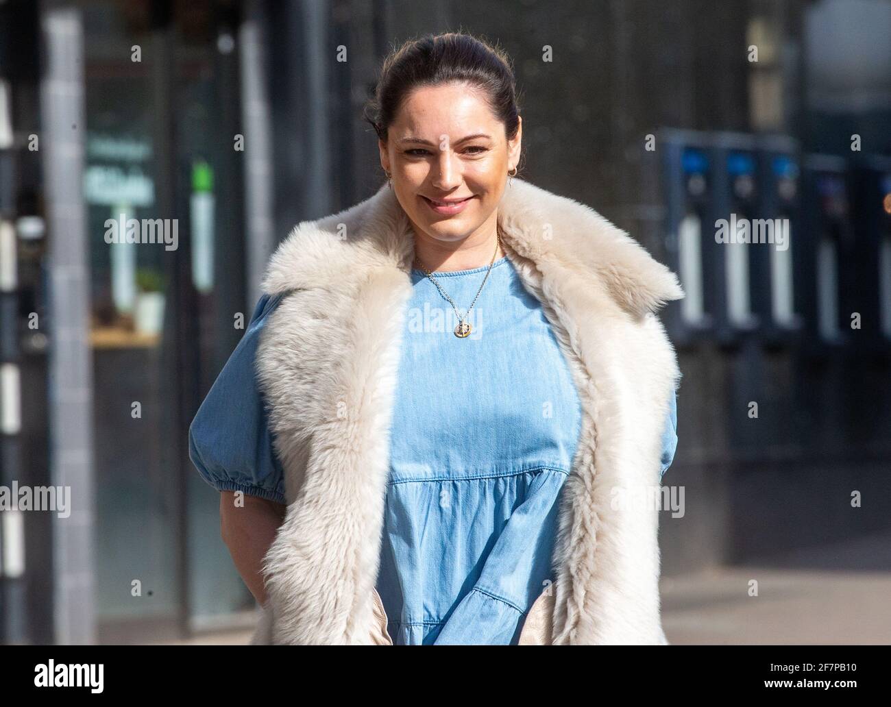 Londra, Regno Unito. 9 Apr 2021. Kelly Brook lascia gli uffici della Global radio. Credit: Mark Thomas/Alamy Live News Foto Stock