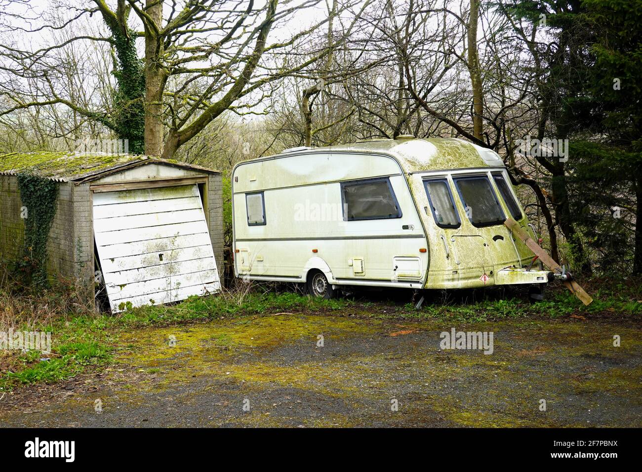 Un garage e caravan in necessità di cura e lavaggio. Foto Stock