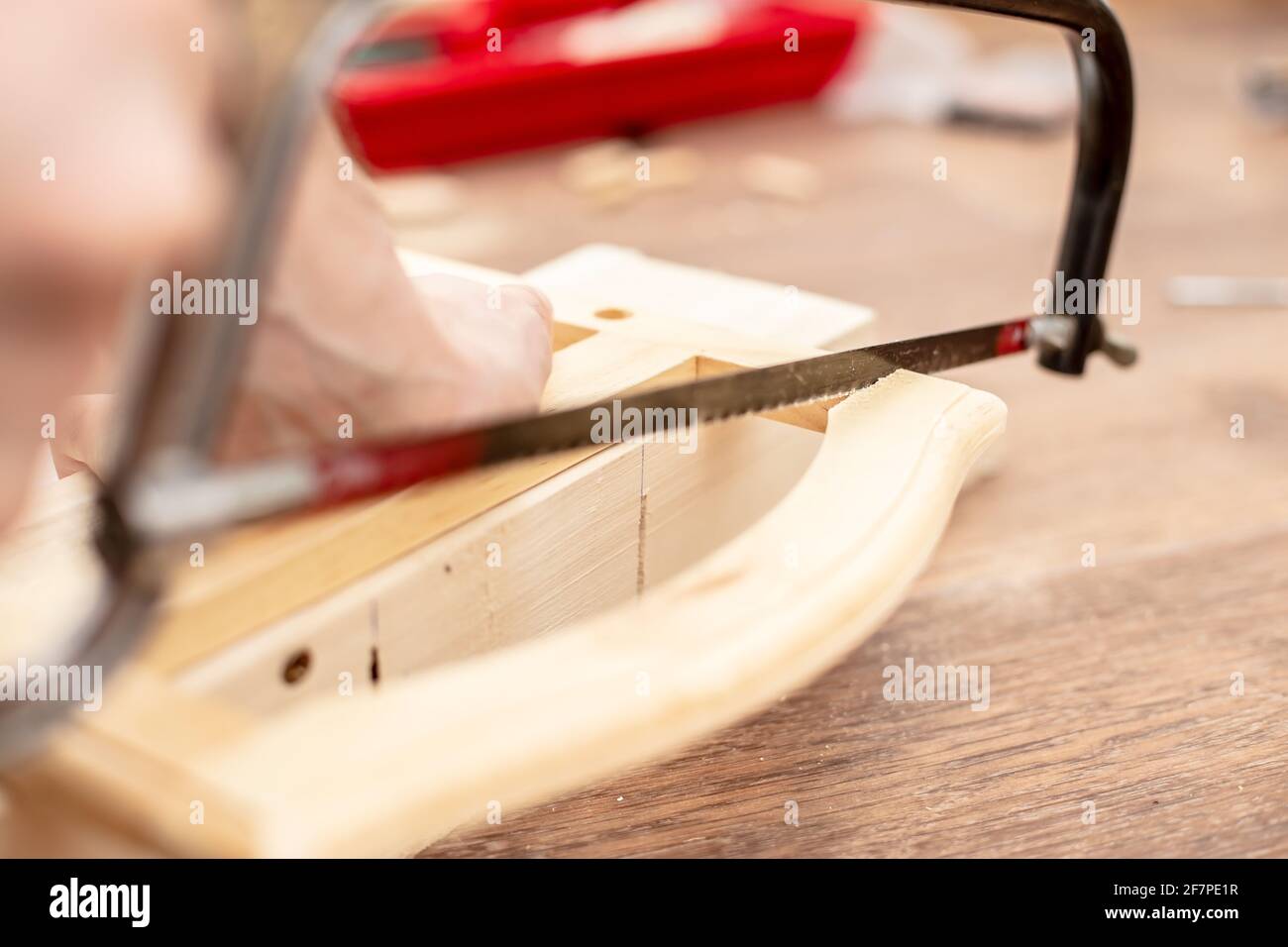 Segare un prodotto in legno con una sega a mano. Lavori di carpenteria. Hobby. Foto Stock