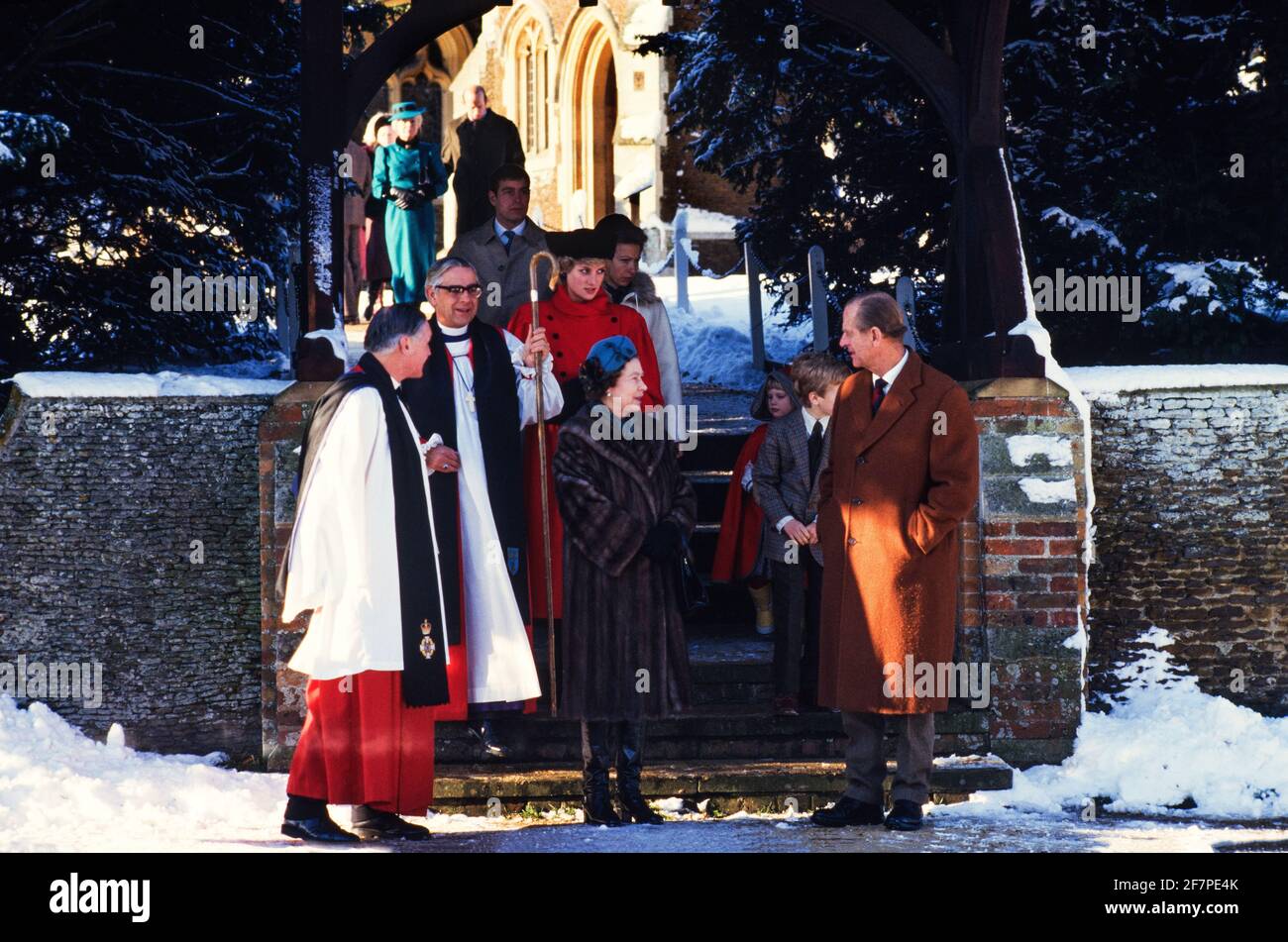 FILE PHOTO: La famiglia reale britannica guidata dalla regina dopo la loro tradizionale visita di Natale in chiesa sulla tenuta di Queens Sandrigham a Norfolk, Inghilterra, Regno Unito. 25 Dicembre 1985 Credit: BRIAN HARRIS/Alamy Live News Foto Stock