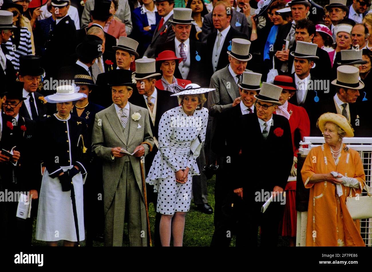 FILE PHOTO: DERBY GIORNO 1986. PRINCIPESSA DIANA, MADRE REGINA, PRINCIPE CARLO, PRINCIPE FILIPPO, PRINCIPESSA ANN. FOTO DEL COPYRIGHT DI Credit: BRIAN HARRIS/Alamy Live News Foto Stock