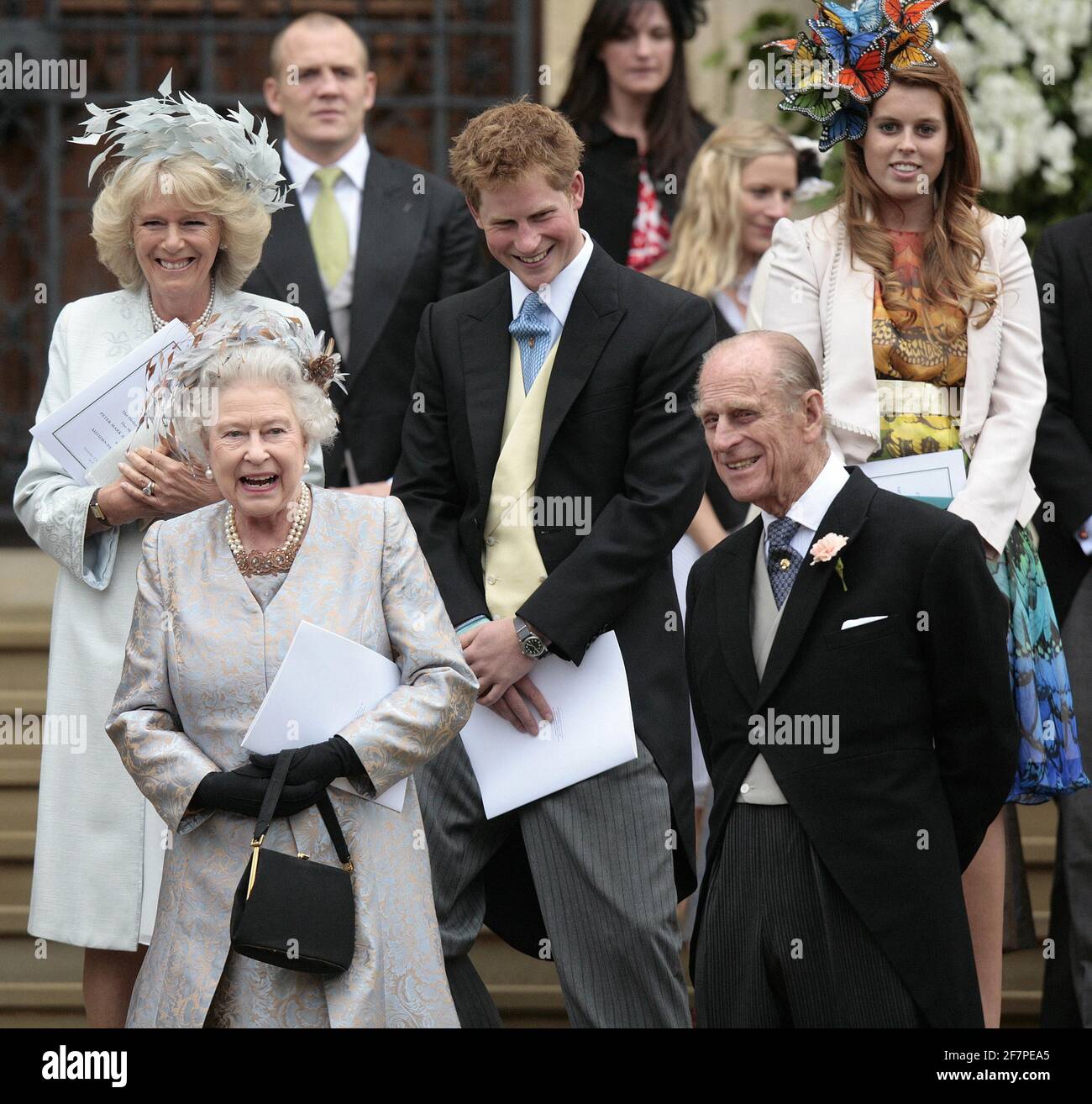 File photo datato 17/05/08 (da sinistra a destra) della Duchessa di Cornovaglia, Regina Elisabetta II, Mike Tindall, Principe Harry, Zara Phillips, Il Duca di Edimburgo e la Principessa Beatrice lasciano la Cappella di San Giorgio a Windsor dopo aver partecipato alla cerimonia di matrimonio di Peter Phillips e Miss autunno Kelly. Il duca di Edimburgo è morto, ha annunciato Buckingham Palace. Data di emissione: Venerdì 9 aprile 2020.. Vedere PA storia MORTE Filippo. Il credito fotografico dovrebbe essere: Shaun Curry/PA Wire Foto Stock