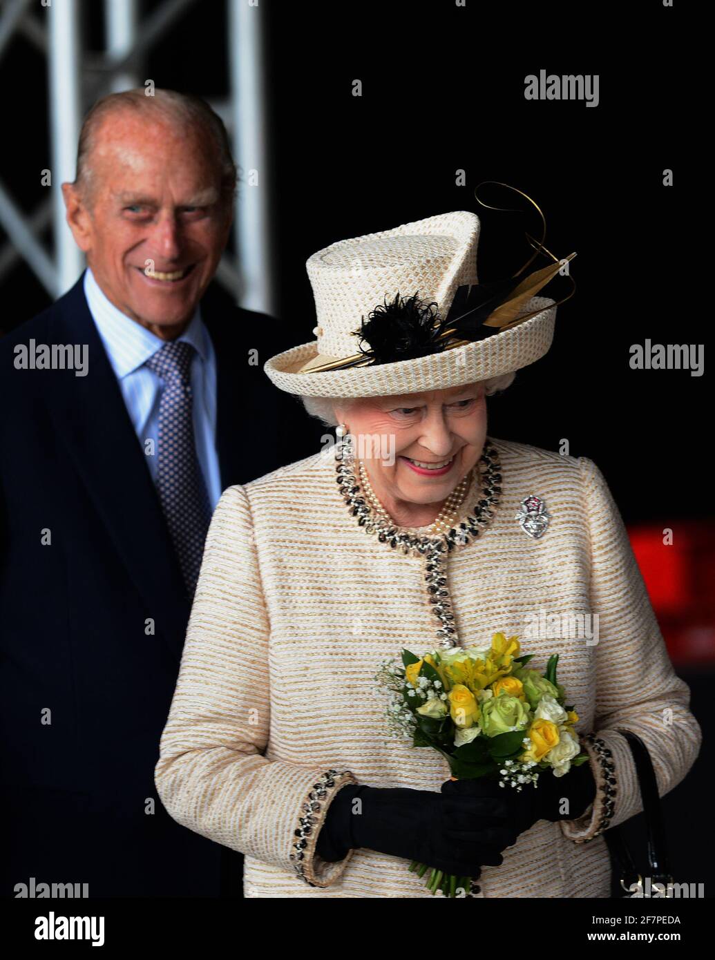 File foto datata 19/07/12 della Regina Elisabetta II e del Duca di Edimburgo durante una visita alla Leeds Arena. Il duca di Edimburgo è morto, ha annunciato Buckingham Palace. Data di emissione: Venerdì 9 aprile 2020.. Vedere PA storia MORTE Filippo. Il credito fotografico dovrebbe essere: John Giles/PA Wire Foto Stock