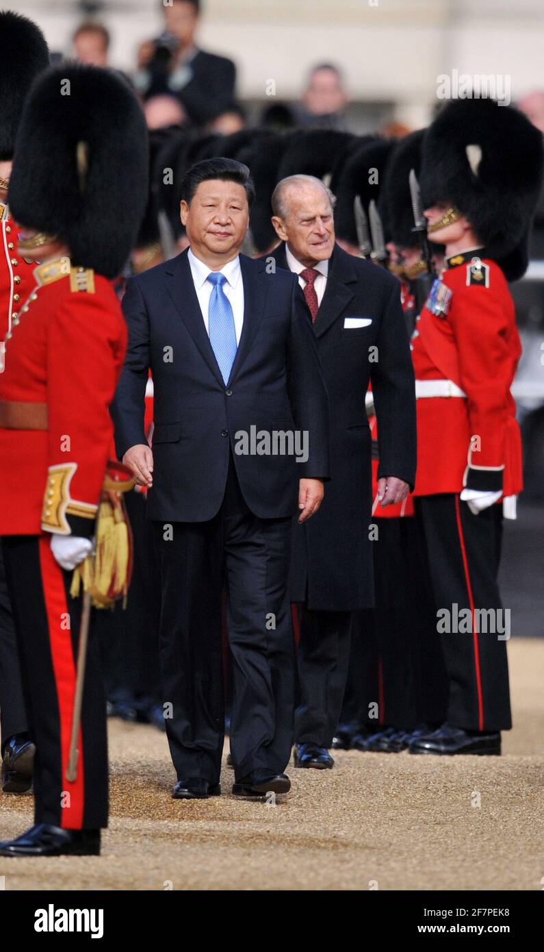 File photo datato 20/10/15 del Duca di Edimburgo e del Presidente cinese Xi Jinping ispezionando le truppe alla Horse Guards Parade, Londra, durante il cerimonia di benvenuto per il presidente il primo giorno della sua visita di Stato nel Regno Unito. Il duca di Edimburgo è morto, ha annunciato Buckingham Palace. Data di emissione: Venerdì 9 aprile 2020.. Vedere PA storia MORTE Filippo. Il credito fotografico dovrebbe essere: Nick Ansell/PA Wire Foto Stock