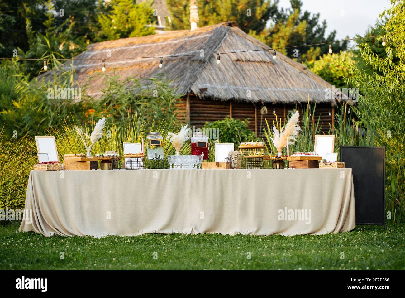 Tavolo per banchetti all'aperto festivo con stuzzichini Foto Stock