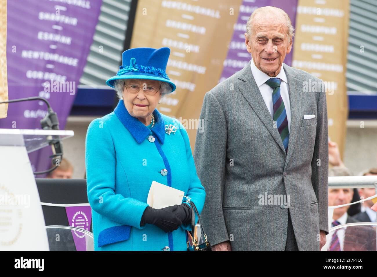 Sua altezza reale il principe Filippo, duca di Edimburgo con sua Maestà la Regina a Tweedbank, Scozia nel settembre 2015 Foto Stock