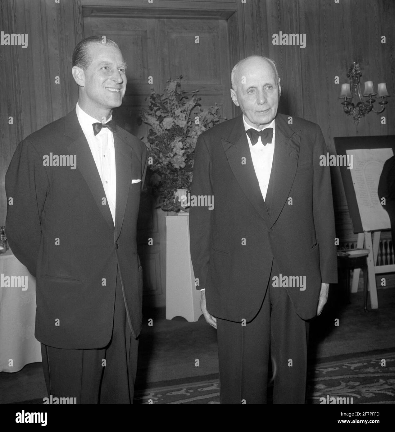 File photo datato 04/06/64 del Duca di Edimburgo, ex allievo di Gordonstoun, incontrando il suo vecchio direttore, il Dott. Kurt Hahn, ad una cena data in onore del medico dagli amici di Gordonstoun. Il Premio del Duca di Edimburgo sarà probabilmente giudicato la più grande eredità del Principe Filippo. Data di emissione: Venerdì 4 aprile 2021. Foto Stock