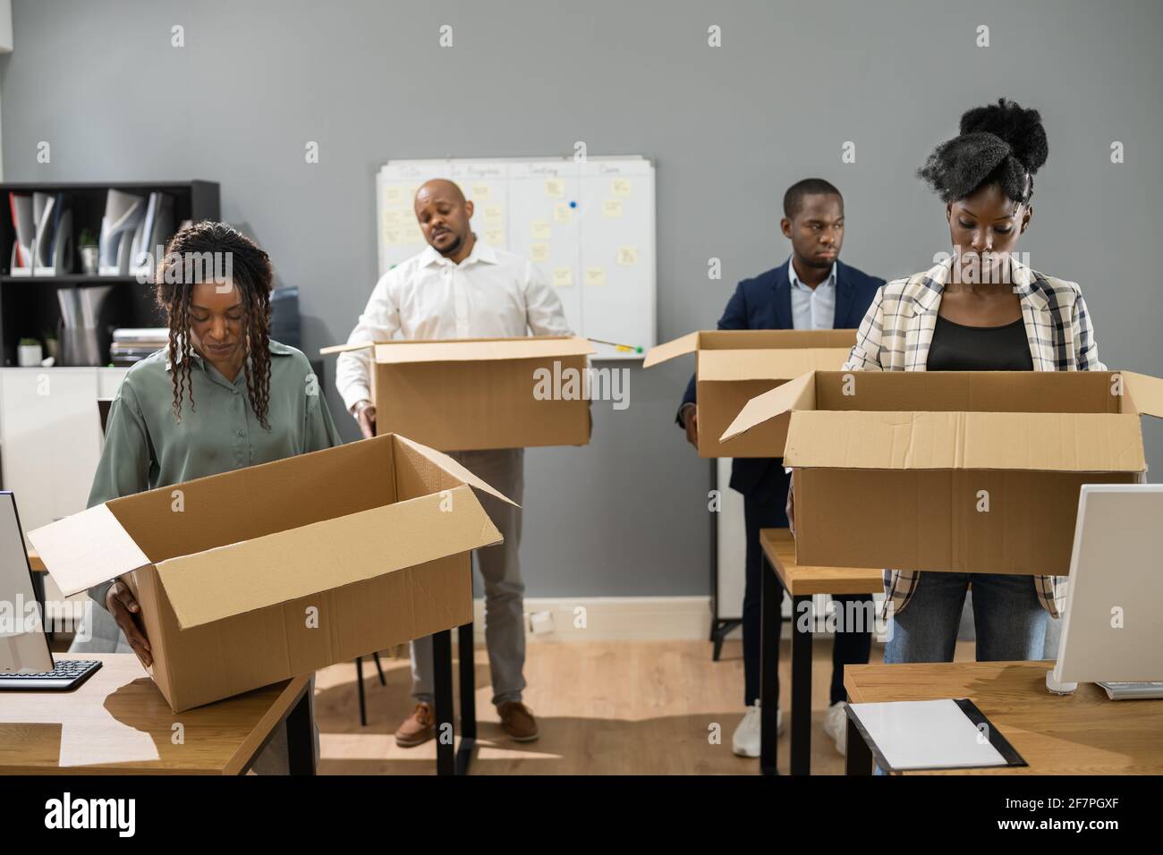 Licenziato dipendenti africani in ufficio. Layoff lavoro Foto Stock