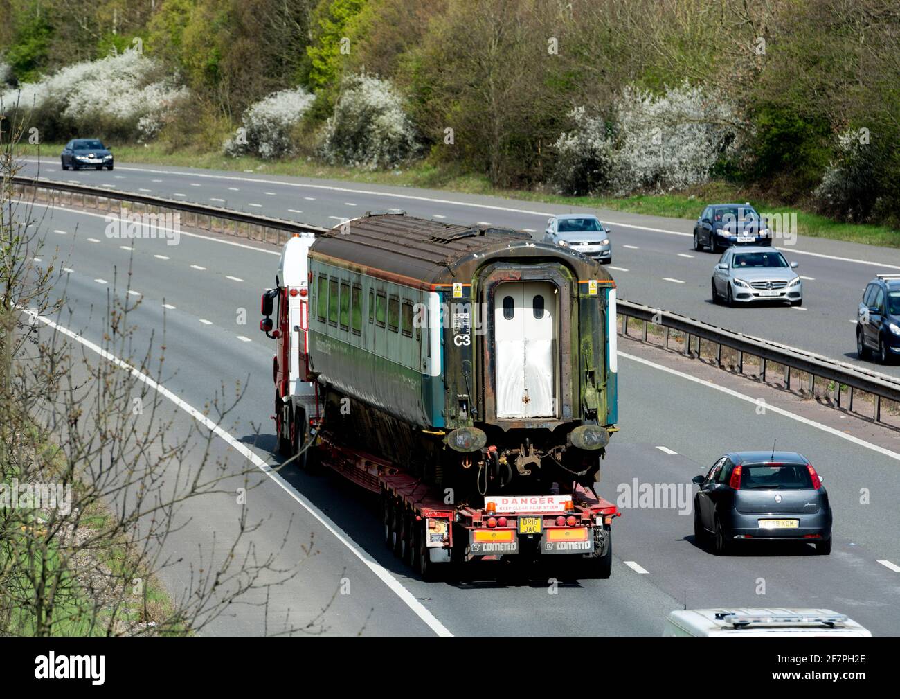 Una carrozza ferroviaria (BR Mk 3a RFM No. M10204) trasportata sull'autostrada M40, Warwickshire, Regno Unito Foto Stock