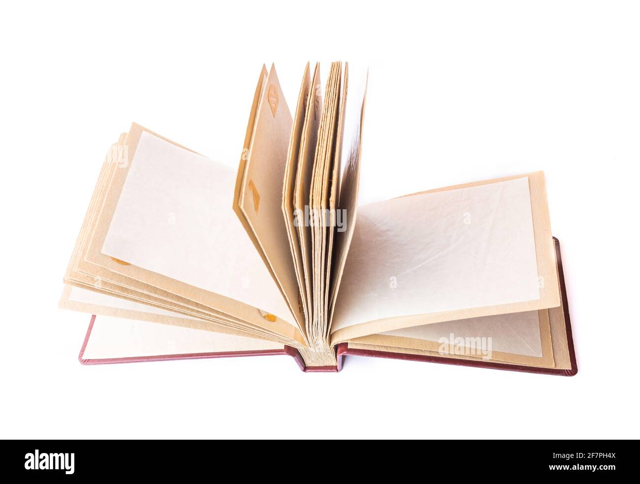 Album fotografico in pelle marrone vintage isolato su sfondo bianco Foto Stock