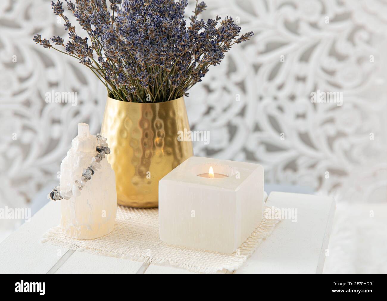 Utilizzo di lavanda per scopi Feng shui per promuovere la felicità, il benessere, la buona salute in ambiente domestico. Portamaniche e torre in cristallo di selenite. Foto Stock