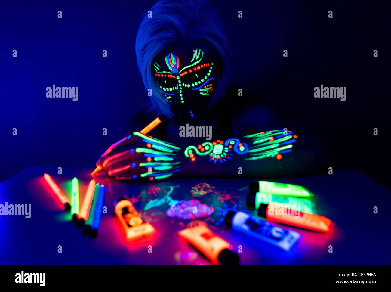 Ritratto di donna con trucco al neon, che ha fatto di vernice fluorescente  in luce ultravioletta Foto stock - Alamy
