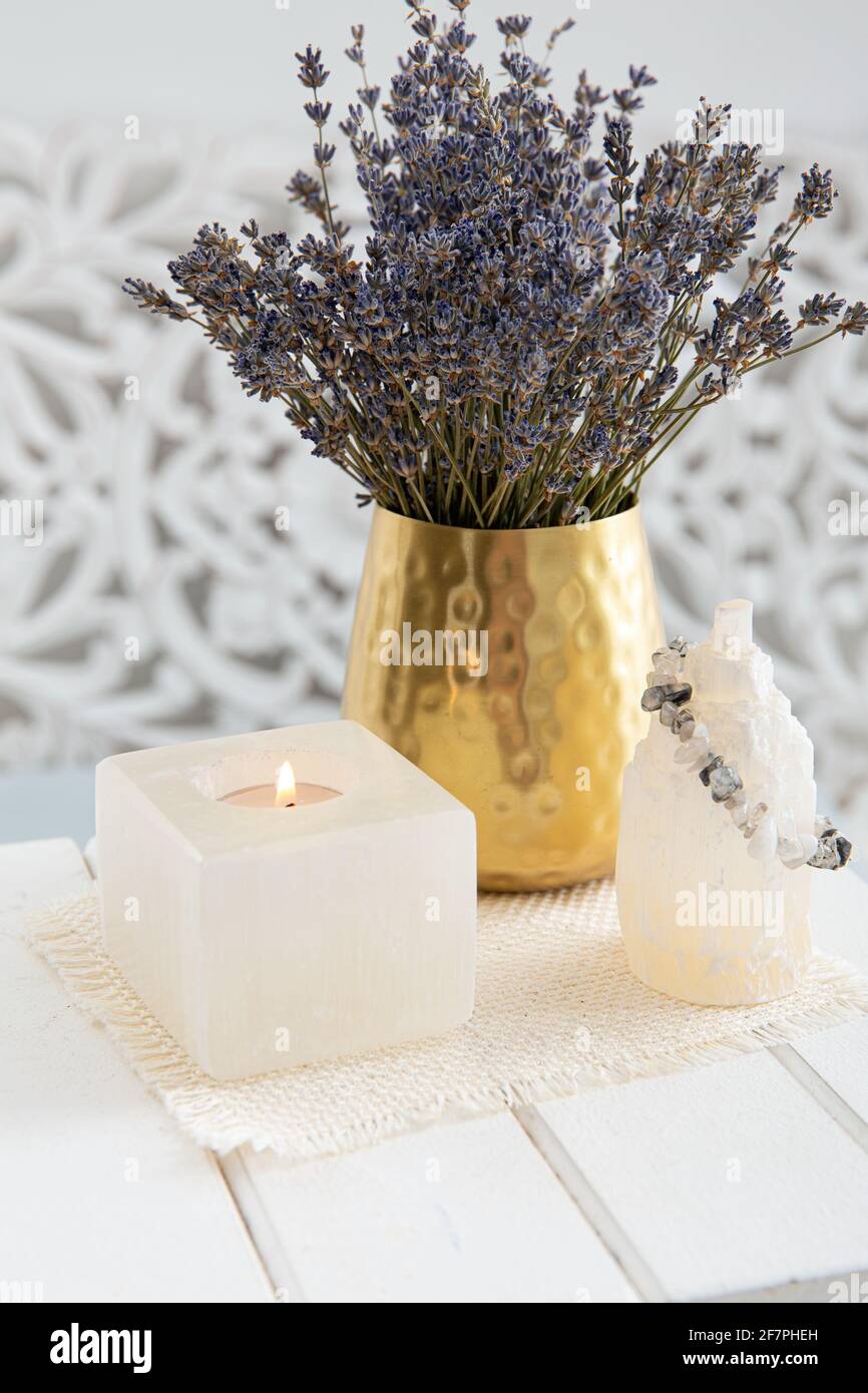 Utilizzo di lavanda per scopi Feng shui per promuovere la felicità, il benessere, la buona salute in ambiente domestico. Portamaniche e torre in cristallo di selenite. Foto Stock