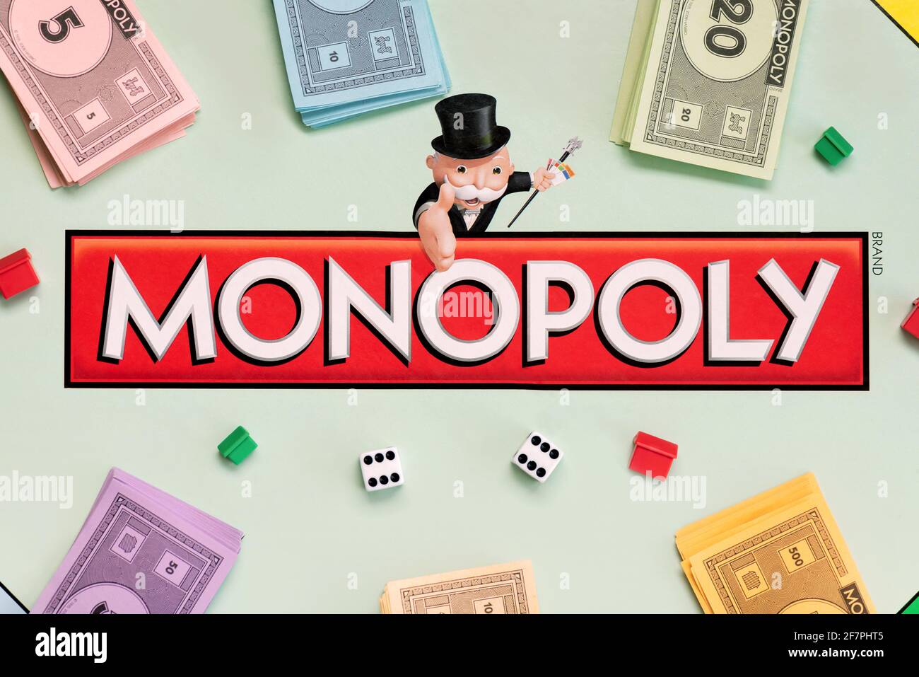 Monopoly gameboard con bollette di denaro, dadi e case Foto Stock