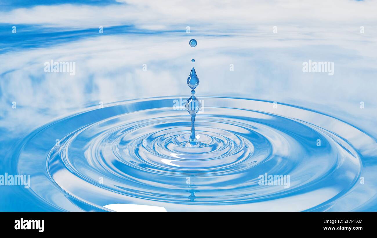 splendido sfondo astratto con gocce d'acqua gocce d'acqua spruzzi cerchi sulla superficie dell'acqua Foto Stock