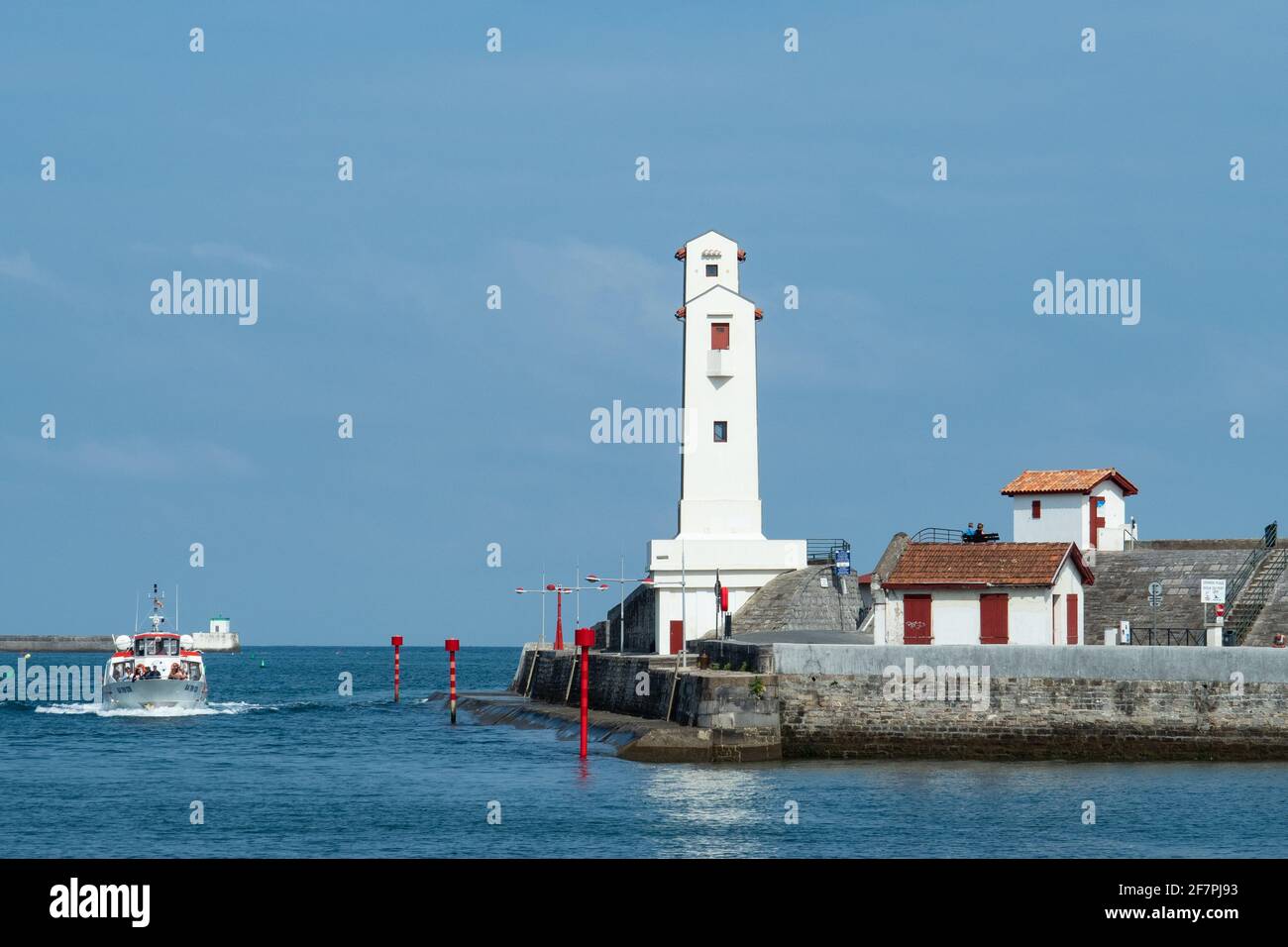 Saint-Jean-de-Luz, Francia - 4 settembre 2018: Una barca sta entrando nel porto Foto Stock