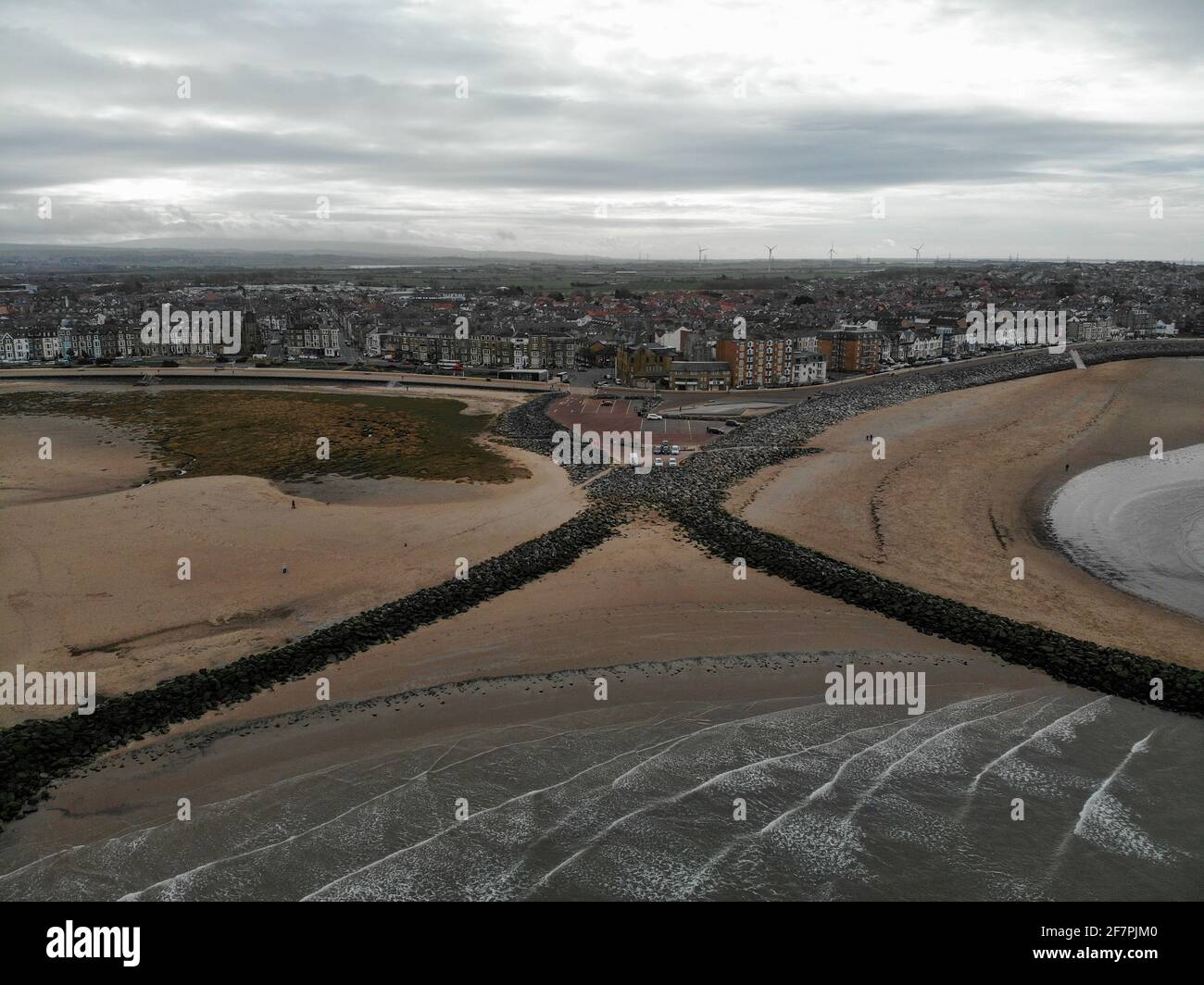 Difese marine lungo la spiaggia di Morecambe in Lancashire, Regno Unito. 25.03.21 Foto Stock